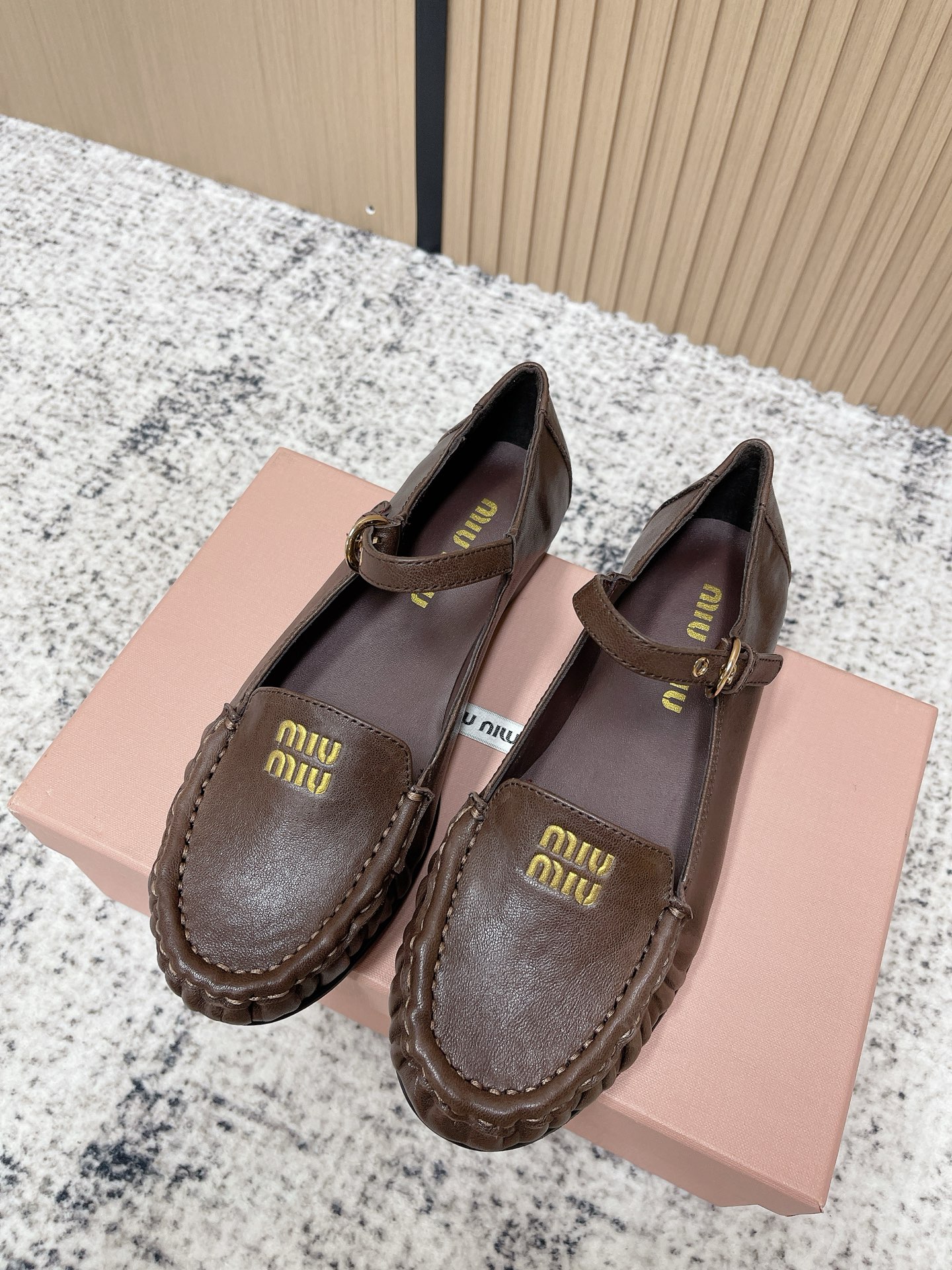 NO:626715,Purchasing-grade Miumiu 2026 early spring new Miumiu retro Mary Jane loafers!  When the girly feel collides with the retro texture, this pair of shoes is the mood switch of the autumn and winter wardrobe, a daily versatile brand for sweet and cool girls. The 'MIU MIU' logo on the toe and the one-word buckle, the classic silhouette of the retro Mary Jane, hides the brand's unique girly feeling; the hand-made pleated stitching on the edge of the shoe brings relaxation into every step. The upper is imported sheepskin, the lining is sheepskin, and the outsole is rubber.  Size35-40 (40 is custom-made and cannot be returned or exchanged), loafers, miumiu, loafers, mary jane, sheepskin19860909代购级 Miumiu2026早春新款 缪缪 复古玛丽珍乐福鞋！ 当少女感碰撞复古肌理,这双鞋就是秋冬日衣橱的氛围开关,甜酷女孩的日常百搭牌.鞋头烫金“MIU MIU”标识+一字扣带,复古玛丽珍的经典轮廓里,藏着品牌独有的娇俏少女感；鞋边手工褶皱缝线,把松弛感揉进每一步. 鞋面进口羊皮 内里羊皮 大底橡胶大底 Size35-40（40定做不退换）,乐福鞋,miumiu,loafers,mary jane,sheepskin,Women's Shoes