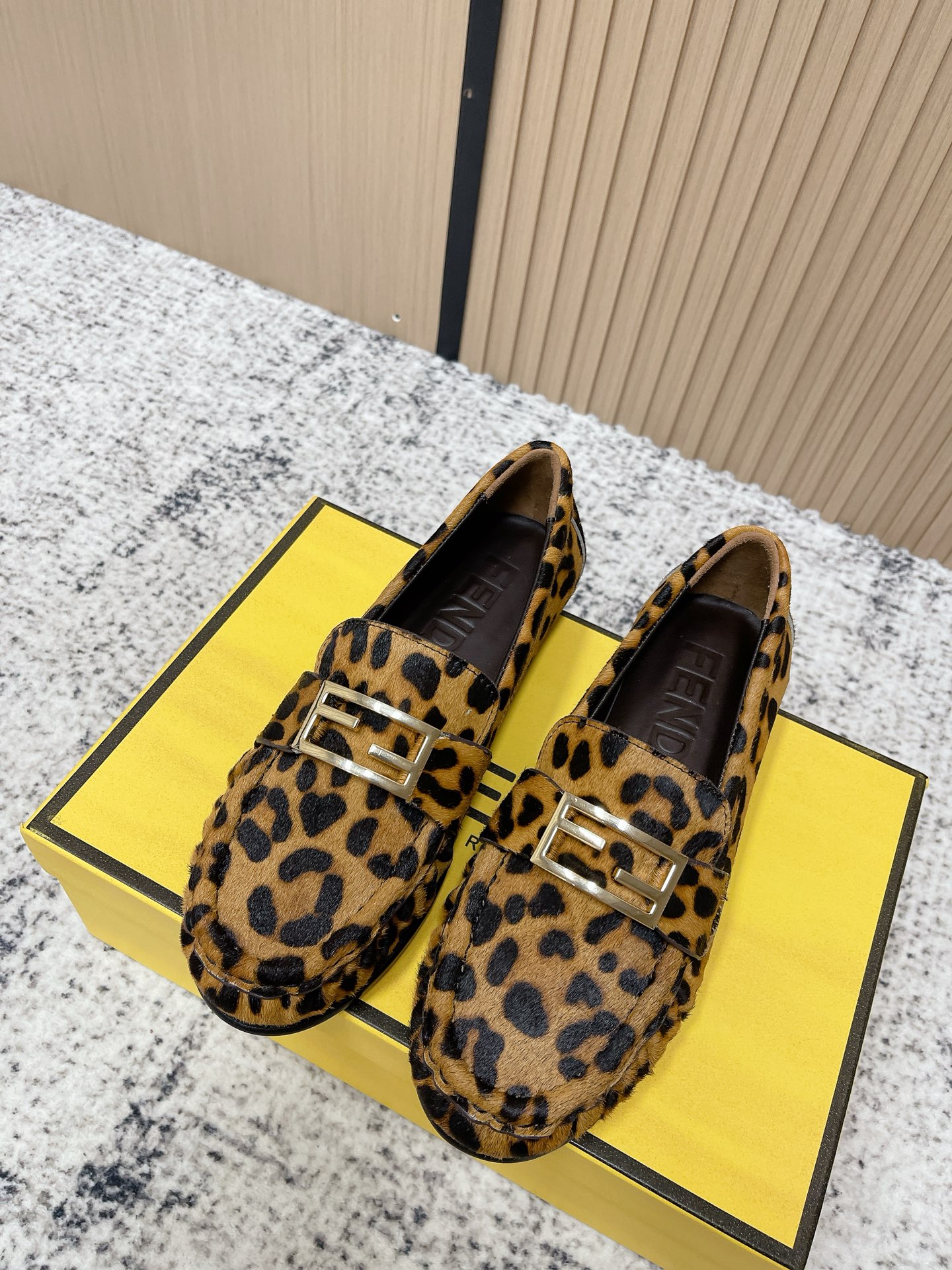 NO:626721,Top version Fendi 26 spring style new single shoes small leather shoes loafers last type versatile slim foot yyds. The shape is three-dimensional and full, handsome and comfortable on the feet. Very retro style, full of aura, the original metal buckle design style is very classic, the details are perfect, cool and trendy... The upper is imported cowhide/horse hair, cow lining, and foot pads!  Size: 35-39 (customized for 40), loafers, fendi, fendi, loafers, cowhide19860909顶级版本 芬迪 fendi 26春款 新款单鞋小皮鞋 乐福鞋 楦型百搭瘦脚yyds.造型立体饱满,帅气十足 上脚舒适 非常复古风、气场十足,原版金属扣设计风格非常经典 细节完美 酷炫 潮派... 鞋面进口牛皮/马毛 牛里、垫脚！ Size: 35-39（40定做）,乐福鞋,fendi,fendi,loafers,cowhide,Women's Shoes