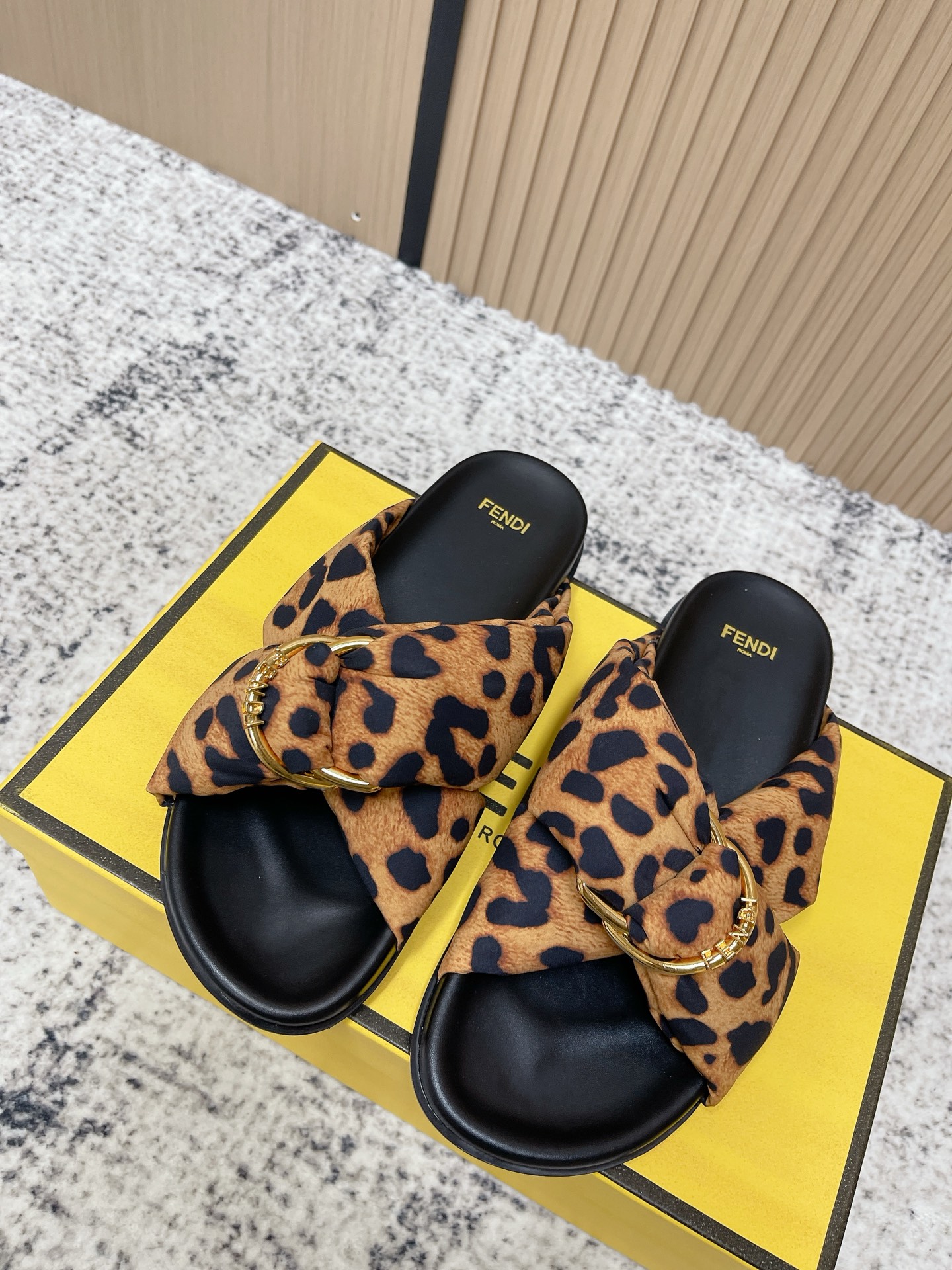 NO:626703,Top version Fendi*/Fendi 2026ss new spring and summer FF cross-strap slippers. The best choice for street wear. A popular model that is sold out at the counter. Classic presbyopia design, with decorative buckles, colorful colors, romantic embellishment of intellectual beauty! Each color has a very high-end feel, and with high-end materials, the whole pair of shoes is very textured!  Size 35-39 (40. Customized), slippers, fendi, fendi, slippers19860909顶级版本 Fendi*/芬迪 2026ss 春夏新品FF交叉带拖鞋 上街穿搭的不二之选 专柜买断货的爆款 经典老花设计,搭配装饰性搭扣,绚丽多姿的色彩,以浪漫点缀知性美感! 每个颜色都非常得有高级感,搭配高逼格的材料,整双鞋非常有质感！ 码数35-39（40.定制）,拖鞋,fendi,fendi,slippers,Women's Shoes