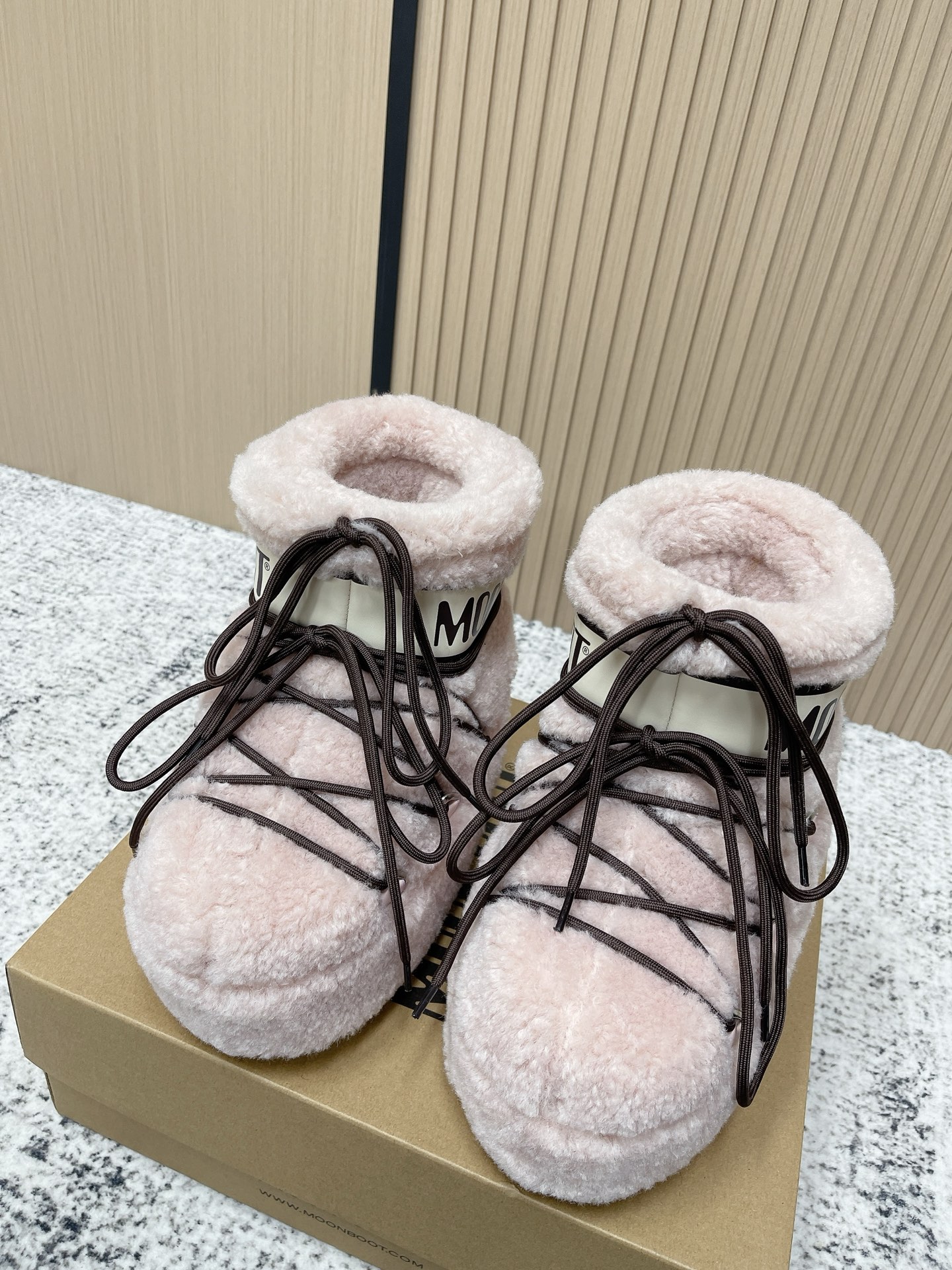 NO:626697,The top version of Moon Boot is the latest snow boots for autumn and winter. Ugly and cute ski boots. There are many celebrities and Internet celebrities. They are a must-have for autumn and winter skiing. Now there is a more alternative snow boot that is back with a height of 4cm. That is the Moon Boot. Moon boots were already very popular in the millennium. Paris Hilton, Victoria Beckham and other celebrities often wore them. Now the Y2K trend is popular again.  Looking at the Big Mac, it makes you look thinner, yet warm and easy to wear. Fabric: Original knitted wool roll. Lining: Silk cotton liner. Sole: Original hot-melt plastic rubber outsole. Size 35-40 (41 42 customized), snow boots, boots.19860909顶级版本 Moon Boot 秋冬最新款雪地靴 丑萌滑雪鞋 超多明星网红种草 秋冬滑雪必备款 现在有一款更另类的雪地靴又杀回来了 内增高4cm那就是Moon Boot月亮靴在千禧年就已经非常火了 当年paris hilton、victoria beckham 等名人经常穿它,如今Y2K风潮再次流行 万人大秀的丑萌雪地靴重新翻红 不分男女不分左右 看着巨无霸巨显瘦还暖和好穿 面料 原版针织羊毛卷 内里 丝棉内胆 鞋底 原版热熔塑胶橡胶大底 size35-40（41 42 定制）,雪地靴,boots,Women's Shoes