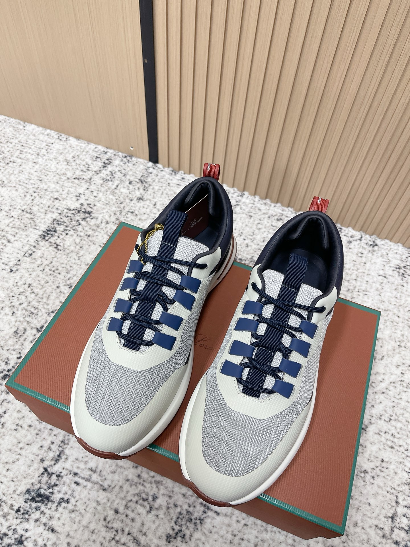 NO:626693,The top version of Loro Piana men's casual moral training sneakers is made of breathable mesh + leather splicing, simple and textured +. Thick-soled design, comfortable to wear and can quietly increase your height, suitable for daily leisure or light exercise!  There is brand embroidery on the side of the shoe, perfect details, the color is low-key and versatile, very suitable for spring and summer ~ the rubber sole has strong grip, suitable for commuting and casual outings. Low-key and high-end, versatile suit or casual wear, very suitable for autumn and winter size 39-44 (45. Customized), casual shoes/sports shoes, loro piana, sneakers, business suit19860909顶级版本 Loro Piana 男士 休闲 德训 运动鞋 采用透气网面+皮革拼接,简约又有质感＋.厚底设计,穿着舒适还能悄悄增高,日常休闲或轻运动都OK！鞋侧有品牌刺绣,细节满分,配色低调百搭,春夏穿超合适～橡胶鞋底抓地力强,适合通勤和休闲出街.低调高级,百搭西装或休闲装,秋冬穿超合适 size39-44（45.定做）,休闲鞋/运动鞋,loro piana,sneakers,business suit,Women's Shoes