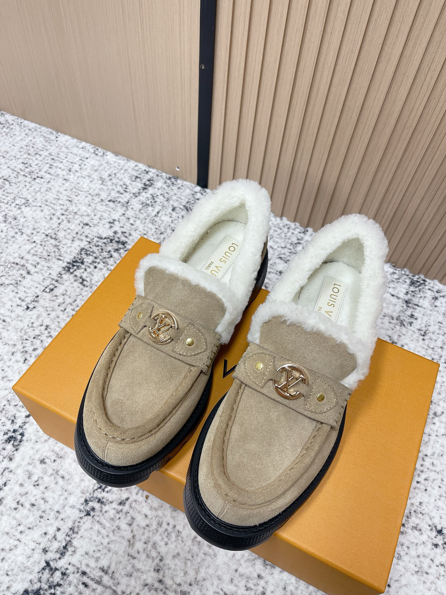 NO:626688,Top version LOUIS VUITTON 25ss LV donkey brand winter new thick-soled wool-lined casual shoes loafers woolen shoes ◆ These LV wool loafers are made of nubuck sheepskin uppers with soft wool lining and are super warm for autumn and winter wear!  The upper has LV metal logo texture, and the thick rubber sole is wear-resistant and comfortable for both commuting and leisure. ○K The overall design is simple and versatile, making it easy to control various styles. The eight sizes are suitable for different foot types and will not be tiring after walking for a long time. The thick EVA outsole is embellished with eye-catching ridges, and the trendy attitude of being both strong and soft makes it a good choice for daily use. The upper is imported high-mercerized anti-suede, and the lining is imported wool. The outsole is an original molded non-slip outsole.  Size 35-39 (40. Customized items cannot be returned or exchanged), loafers, woolen shoes, louis vuitton, louis vuitton, louis vuitton, loafers, sheepskin19860909顶级版本 LOUIS VUITTON 25ss LV驴牌冬季新款厚底羊毛里休闲鞋乐福鞋毛毛鞋◆这款LV羊毛乐福鞋采用磨砂羊皮鞋面搭配柔软羊毛内衬秋冬穿超保暖！鞋面有LV金属Logo质感满分厚底橡胶鞋底耐磨又舒适通勤休闲都○K整体简约百搭轻松驾驭各种穿搭风格八尺码覆盖广适合不同脚型长时间走路也不累~厚实 EVA外底点缀醒目凸纹,亦刚亦柔的潮流姿态成就日常佳选. 鞋面进口高丝光反绒皮 内里进口羊毛 大底原版开模防滑大底 码数35-39（40.订做不退换）,乐福鞋毛毛鞋,louis vuitton,louis vuitton,louis vuitton,loafers,sheepskin,Women's Shoes