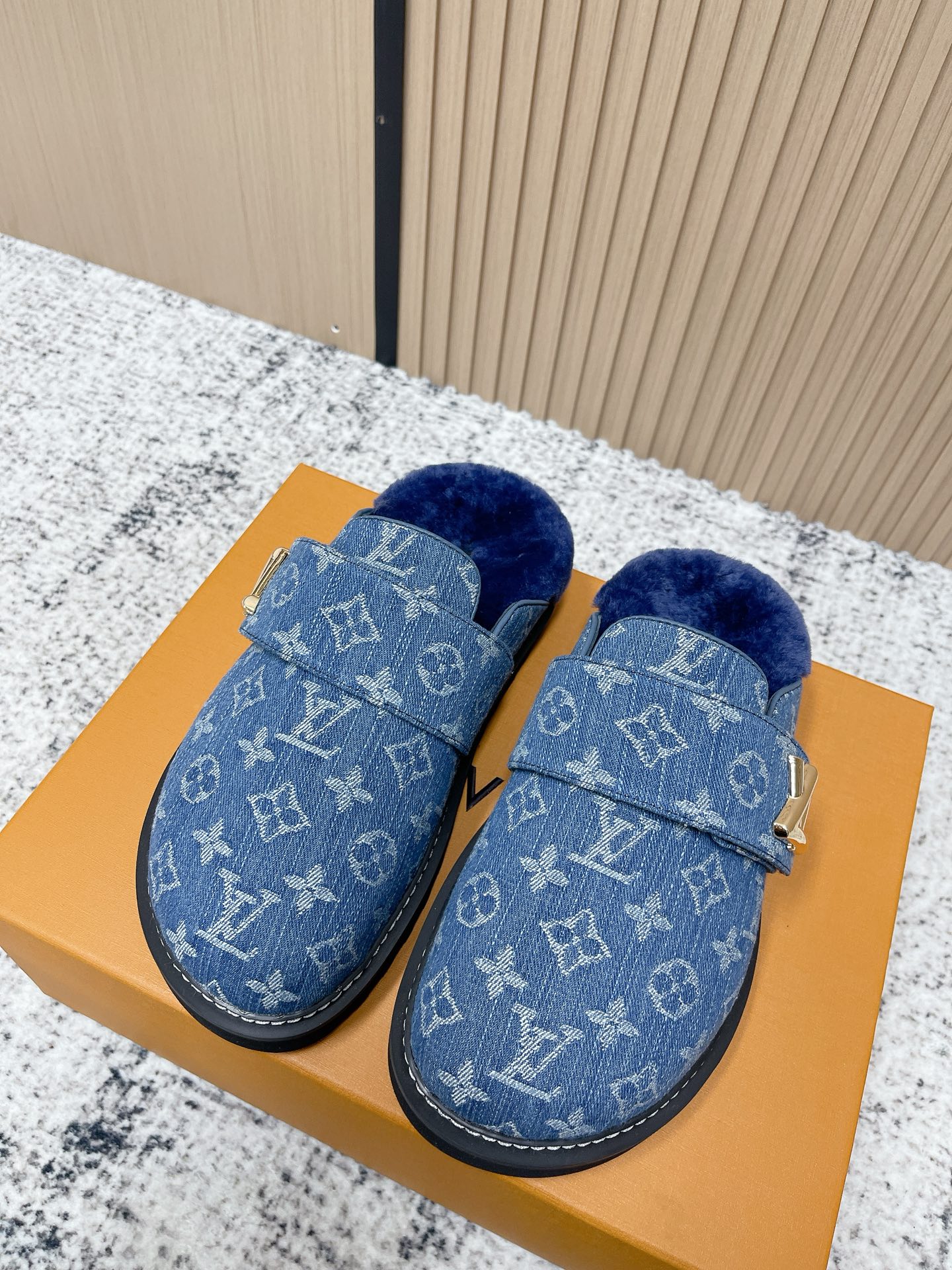NO:626674,Top version of LV couple's wool slippers | Full of high-end feel, the soles of your feet are luxurious. We have achieved the ultimate restoration of the 'high version' of this pair of LV classic toe-cap slippers!  The core advantages are clear at a glance. Original jacquard + cowhide fabric, exquisite texture, high-end at first glance; 130 pure wool lining, wearing barefoot is like stepping on clouds, soft and skin-friendly without getting sweaty; non-slip rubber sole + three-dimensional toe design, super stable walking, fashionable and practical!  Details must be paid attention to. Belt buckle + classic LV presbyopia elements, revealing the aura of a big name in a low-key manner~ Whether it is a couple dating or a trip with best friends, both are the focus when going out. Easily match the wardrobe. Jeans + sweaters, lazy casual style, coat + skirt, refined and elegant. A pair of shoes can handle a variety of styles, and the sense of luxury is never deliberate~ Fabric: Yangjing/classic jacquard fabric Lining: imported wool lining Sole: original rubber sole Size:  35-44 (female 40.41. male 45. custom-made), half-flop furry shoes, louis vuitton, slippers, skirts, jeans, sweaters, sheep19860909顶级版本 LV情侣款羊毛拖鞋｜高级感拉满,脚底都是奢华 这双LV经典包头拖鞋,我们做到了「高版本」的极致还原！ 核心优势一目了然 原版提花+牛猄面料,质感细腻,一眼高级； 130纯羊毛内里,光脚穿就像踩在云朵上,柔软亲肤不闷汗； 防滑橡胶底+立体包头设计,走路超稳,时髦实穿两不误！ 细节控必入 皮带扣+LV老花元素经典加持,低调中透露着大牌气场～ 无论是情侣约会还是闺蜜出行,双双出街都是焦点 轻松搭遍衣橱 牛仔裤+毛衣,慵懒休闲风 大衣+半裙,精致优雅感 一双鞋搞定多种风格,高级感从不刻意～ 面料:羊京/经典提花面料 内里:进口羊毛里 鞋底:原版橡胶鞋底 码数: 35-44（女40.41.男45.定做）,半拖毛毛鞋,louis vuitton,slippers,skirts,jeans,sweaters,sheep,Women's Shoes