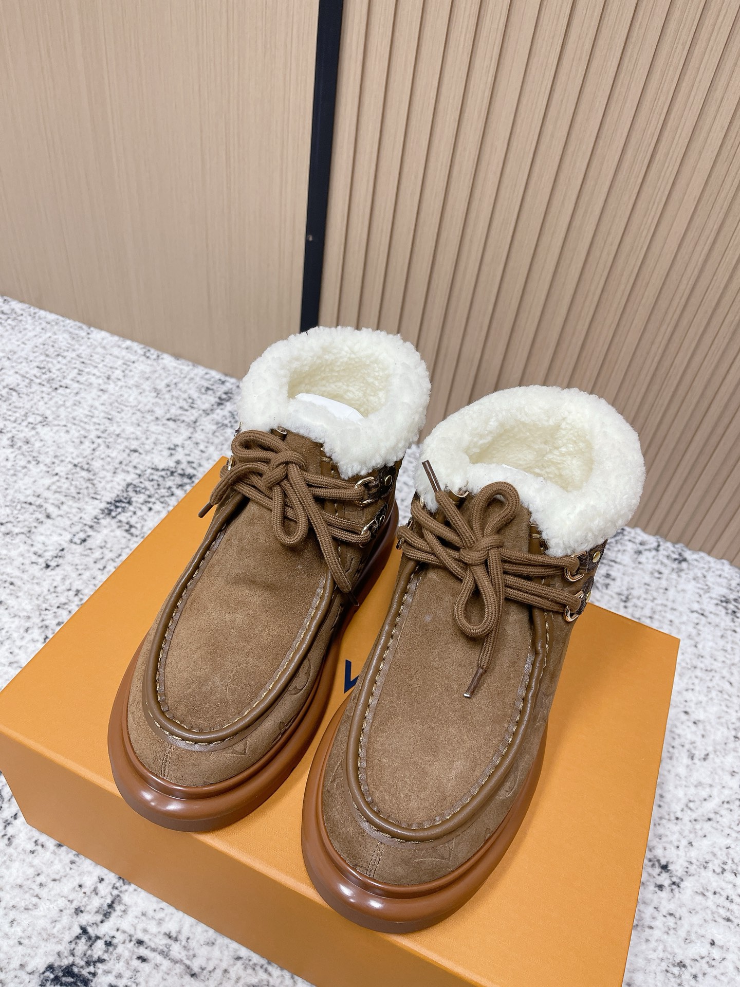 NO:626678,Top quality Louis Vuiton·Louis Vuitton 2025ss new LV winter ski series Monogram snow boots, highly recognizable! The lining is soft sheepskin, which has perfect thermal insulation properties. The thick rubber soles are non-slip and are about 6cm taller. They are perfect for cold weather and are easy to put on and take off. They are fashionable with jeans or down jackets, comfortable and practical. They are a must-have item for winter travel! Fabric: cow suede/electric embroidery process/presbyopia leather, original wool lining, original molded outsole, size 35-39 (40. Customized, non-returnable), snow boots, louis vuitton, louis vuitton, louis vuitton, boots, jeans, down jacket, sheepskin19860909顶级品质 Louis Vuiton·路易威登 2025ss新款 LV冬季滑雪系列Monogram雪地靴,辦识度超高！内里柔软羊皮毛,保暖力满分,厚底橡胶鞋底防滑又增高约6cm,超适合寒冷天气穿,穿脱方便,搭配牛仔裤或羽绒服都很时髦,舒适又实用,是冬季出行必备单品！ 面料牛反绒/电绣工艺/老花皮 内里原版羊毛里 鞋底原版开模大底 码数35-39（40.订做不退换）,雪地靴,louis vuitton,louis vuitton,louis vuitton,boots,jeans,down jacket,sheepskin,Women's Shoes