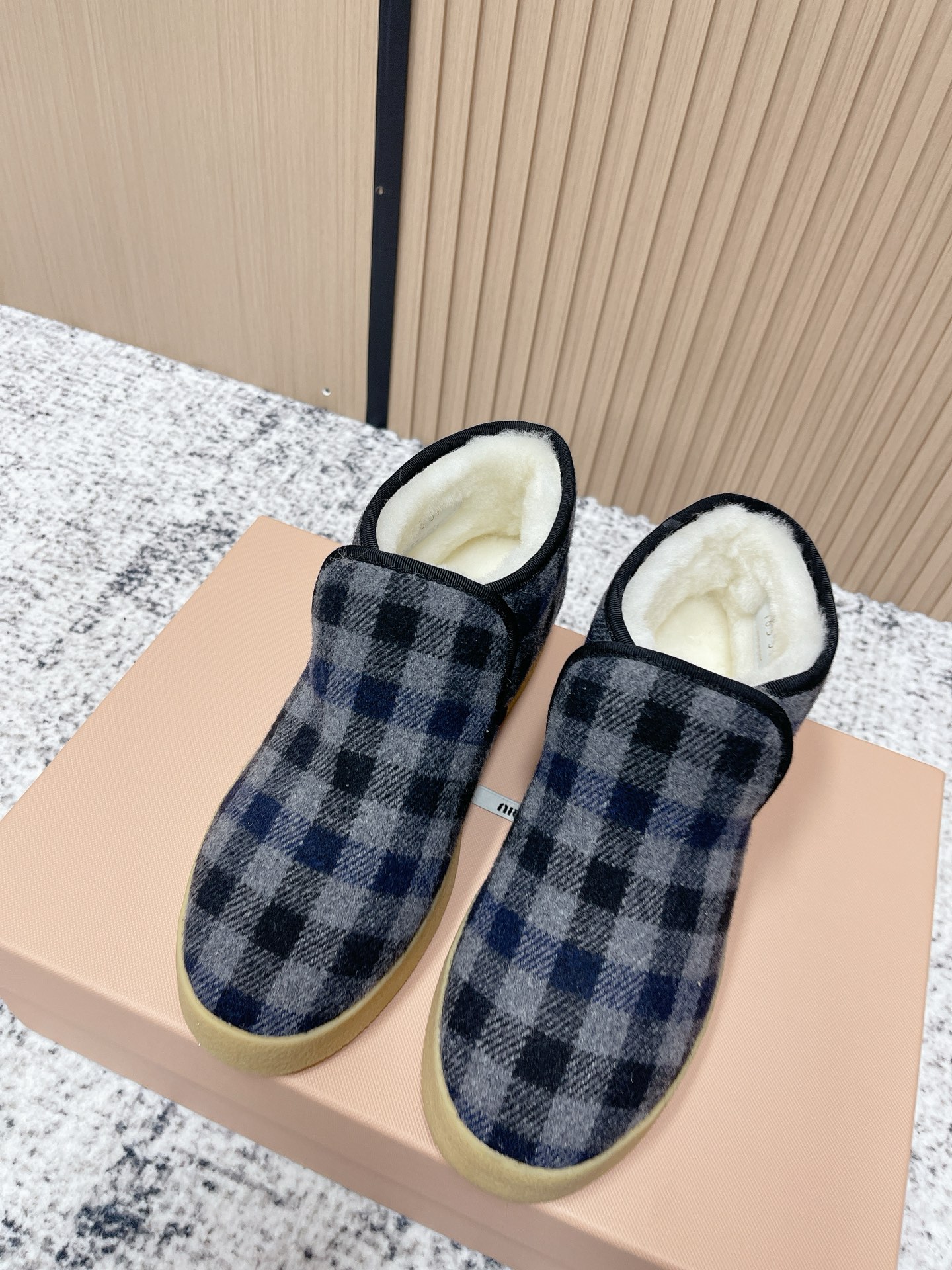 NO:630906,Top version Miu miu 25/ Winter Suede and lambswool boots Snow boots Soft and light texture defines the silhouette of these suede and lambswool boots, combining elegance and practicality. The material and silhouette highlight the modern and youthful energy of Miu Miu styling. Embroidered leather logo decorates the upper. Fabric: Cowhide Lining: Wool Outsole: Rubber outsole Size:  #35-40(40 customized),snow boots,miumiu,boots,cowhide19860909顶级版本 Miu miu 缪缪 25/ 冬季 绒面皮和羊羔毛 短靴 雪地靴 柔软轻盈的质感定义了这款绒面皮和羊羔毛短靴的轮廓,结合了高雅与实用性.材质与廓形彰显Miu Miu造型的现代与年轻活力. 刺绣皮革徽标装饰鞋面 面料: 牛皮 内里: 羊毛 大底: 橡胶大底 Size: #35-40(40定做）,雪地靴,miumiu,boots,cowhide,Women's Shoes