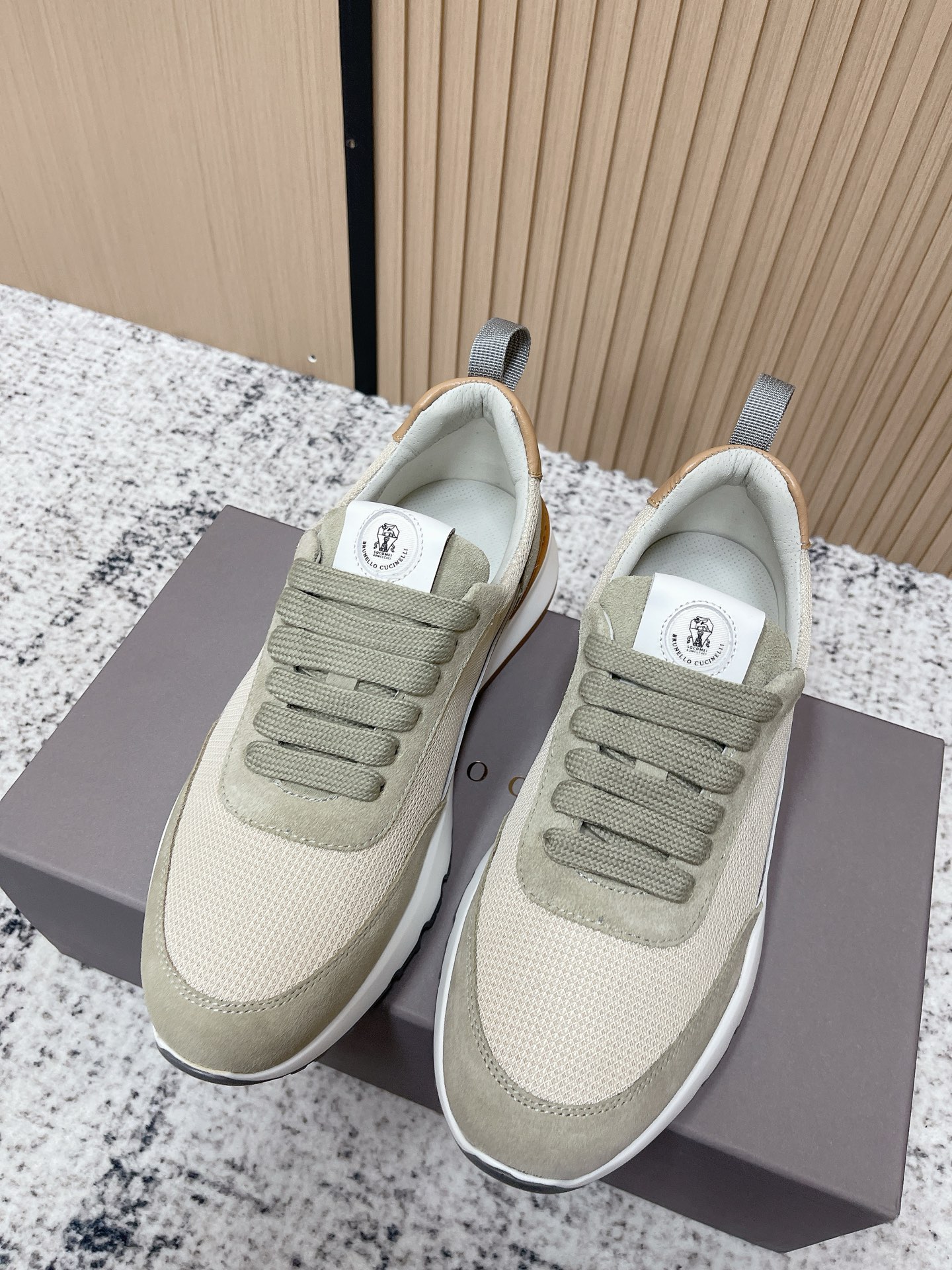 NO:630903,The top version of Brunello Cucinelli men's calfskin sneakers uses materials to reinterpret the sports style of this running shoe. The calfskin is faced with a finishing treatment to create a color effect, giving each pair of shoes a unique style. The trimmed soft irregular gradient colors enhance the contrast of the shoes. Imported cowhide + cowhide lining + rubber outsole Size: 39-44 (45 custom-made), casual shoes/sneakers, brunello cucinelli, sneakers, cowhide19860909顶级版本 Brunello Cucinelli男士小牛皮运动鞋 用材料重新诠释了这款跑步鞋的运动风格.小牛皮经过饰面处理,营造出色彩效果,令每双鞋子拥有自成一家的风采,修边柔软的不规则渐层变化颜色,增强了鞋子的对比感. 进口牛皮+牛皮内里+橡胶大底 Size:39-44（45定做）,休闲鞋/运动鞋,brunello cucinelli,sneakers,cowhide,Women's Shoes