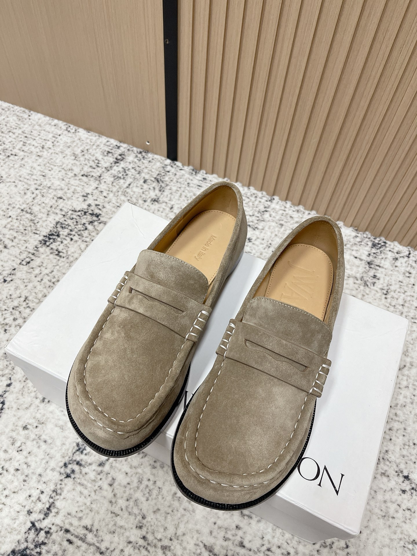 NO:630900,High-quality niche trendy brand Jwanderson25's latest spring and summer catwalk style tassel loafers!  There is no strong sense of contrasting colors, but it is still eye-catching!  The upper piping method, super strong stitching, smooth lines and natural corner arcs, clean and neat!  The round toe and tassels are so cute!  The cute design can be matched all year round, and it is quite practical. It can also be worn with socks in winter and looks great!  There are so many fashion bloggers on Instagram who are modeling their styles, and celebrities and trendy fashion bloggers are all wearing them. It’s so convenient to just go out and wear whatever you want!  The upper is made of original imported calf open-edge beads. The inner foot pad is water-dyed sheepskin. The original open-molded rubber outsole. Size: 35-40 (customized for 40, non-refundable), loafers, loafers, sheepskin, socks.19860909高品质 小众潮牌Jwanderson25春夏最新走秀款流苏乐福鞋单鞋！没有撞色的强烈感,但依旧吸睛！鞋面滚边做法,超结实针脚,线条流畅转角弧度自然,干净利落！ 圆圆的鞋头搭配流苏可可爱爱的！呆萌的设计,一年四季都可以搭配,实用性还蛮好,也可以搭配袜子冬天穿也很好看！ Ins超多时尚博主穿搭师范, 明星潮人时尚博主都在穿,一脚蹬出门上脚随便一套,简直不要太方便！ 鞋面采用原版进口小牛开边珠 内里垫脚水染羊皮 原版开模橡胶大底 码数:35-40（40定做不退换）,乐福鞋,loafers,sheepskin,socks,Women's Shoes