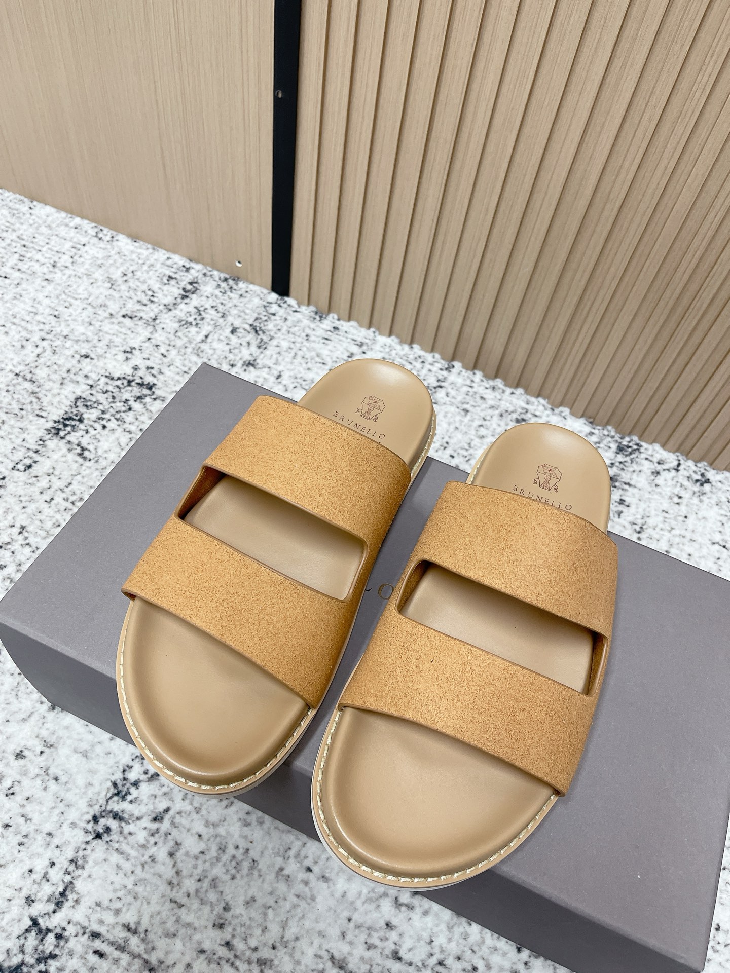 NO:630926,Top quality Brunello Cucinelli BC men's 26ss new series Boken slippers. This sandal slipper style is classic and will never go out of style!  The personalized logo and unique water ripple groove design on the outsole make it instantly luxurious!  Wear it so you don’t have to change your shoes this summer!  Imported suede upper, comfortable and breathable cowhide lining, original injection molded foam sole, Size 39-45 (customized for 45), slippers, brunello cucinelli, slippers, cowhide, chamois leather19860909顶级品质 Brunello Cucinelli BC 男款26ss新款系列 博肯拖鞋 此款凉拖鞋鞋型堪称经典,永不过时！ 外底上的个性logo和独特的水波纹凹槽设计,奢华度瞬间爆棚！带上它这个夏天就不用再换鞋了！ 鞋面进口麂皮 内里舒适透气牛皮 大底原版注塑美耐发泡底 Size39-45（45定做）,拖鞋,brunello cucinelli,slippers,cowhide,chamois leather,Women's Shoes