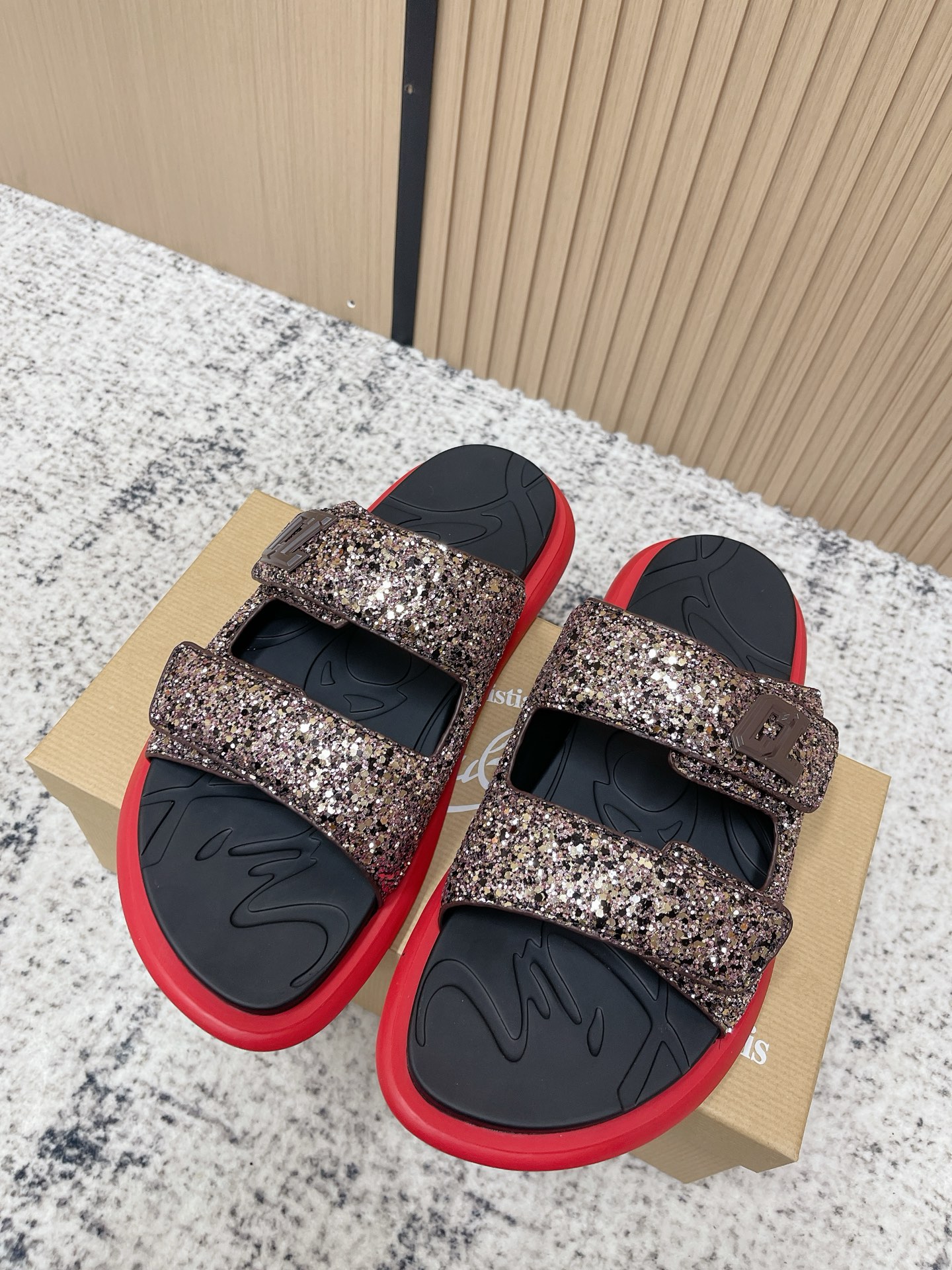 NO:630923,The top version of Christian Louboutin men's slippers. The soles are signed by Louboutin, and the Gretel and CL logos on the uppers make the appearance more perfect. The uppers are molded with a fixed curvature, so they are very consistent with the foot shape, so they will be comfortable on the feet. All accessories, materials and positions are all original 1:1 customization, zero distance from the originals. The original material of the uppers is 1:1 molded. The outsole is original 1:1 molded TPU anti-slip two-color outsole with logo.  Size 39-44 (45 customized), slippers, slippers19860909顶级版本 Christian Louboutin男款拖鞋.鞋底带有Louboutin签名,其鞋面上的格雷特 以及 CL标志使外观更加完美.鞋面开模有定型翘度,之所以与脚型十分吻合,上脚才会舒适,无论各种配件 材质 格位 都是原版1:1定制,与原版零距离 鞋面原版材质1:1开模 大底原版1:1开模TPu防滑双色带标大底  码数39-44（45定做）,拖鞋,slippers,Women's Shoes