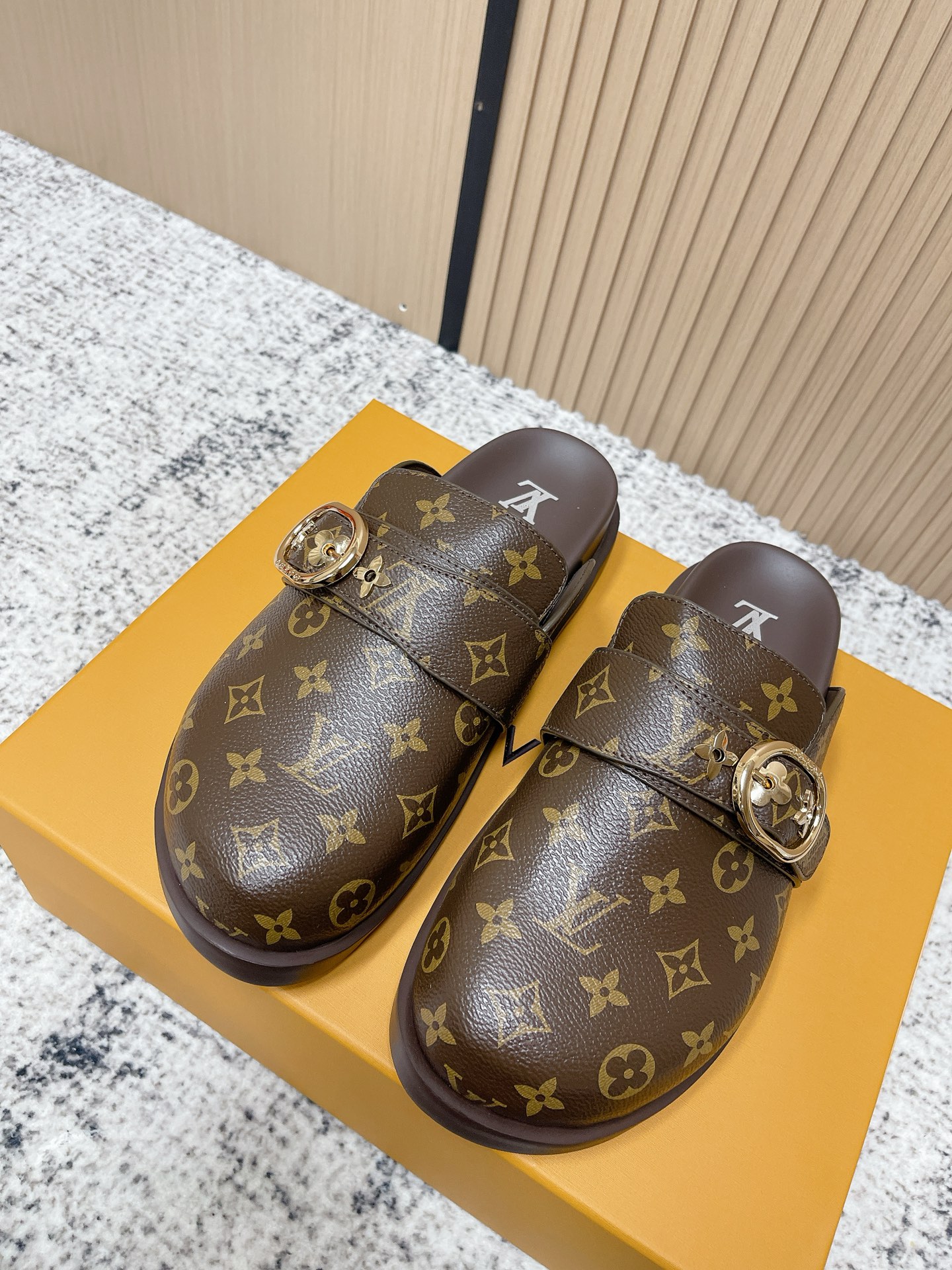 NO:630920,Top version Louis vuitto*Lv new men's Birkenstock slippers. Cute and cute, but not too good on the feet. Simple and high-end slingback design. Wear and go. Good news for lazy people. The upper is imported cowhide/imported floral cloth. The hardware buckle is original molded. The lining is sheepskin. The original molded high-density foam outsole Size39-45 (men's 45 is custom-made and cannot be returned or exchanged), half drag, louis vuitton, louis  vuitton,slippers,cowhide,sheepskin19860909顶级版本 Louis vuitto*Lv 新品男款勃肯拖鞋  可可爱爱、脚感简直不要太好 简约又高级 露跟设计 即穿即走 懒人福音  鞋面进口牛皮/进口老花布 五金扣原版开模 内里垫脚羊皮 原版开模高密度发泡大底 Size39-45（男45定做不退换）,半拖,louis vuitton,louis vuitton,slippers,cowhide,sheepskin,Women's Shoes