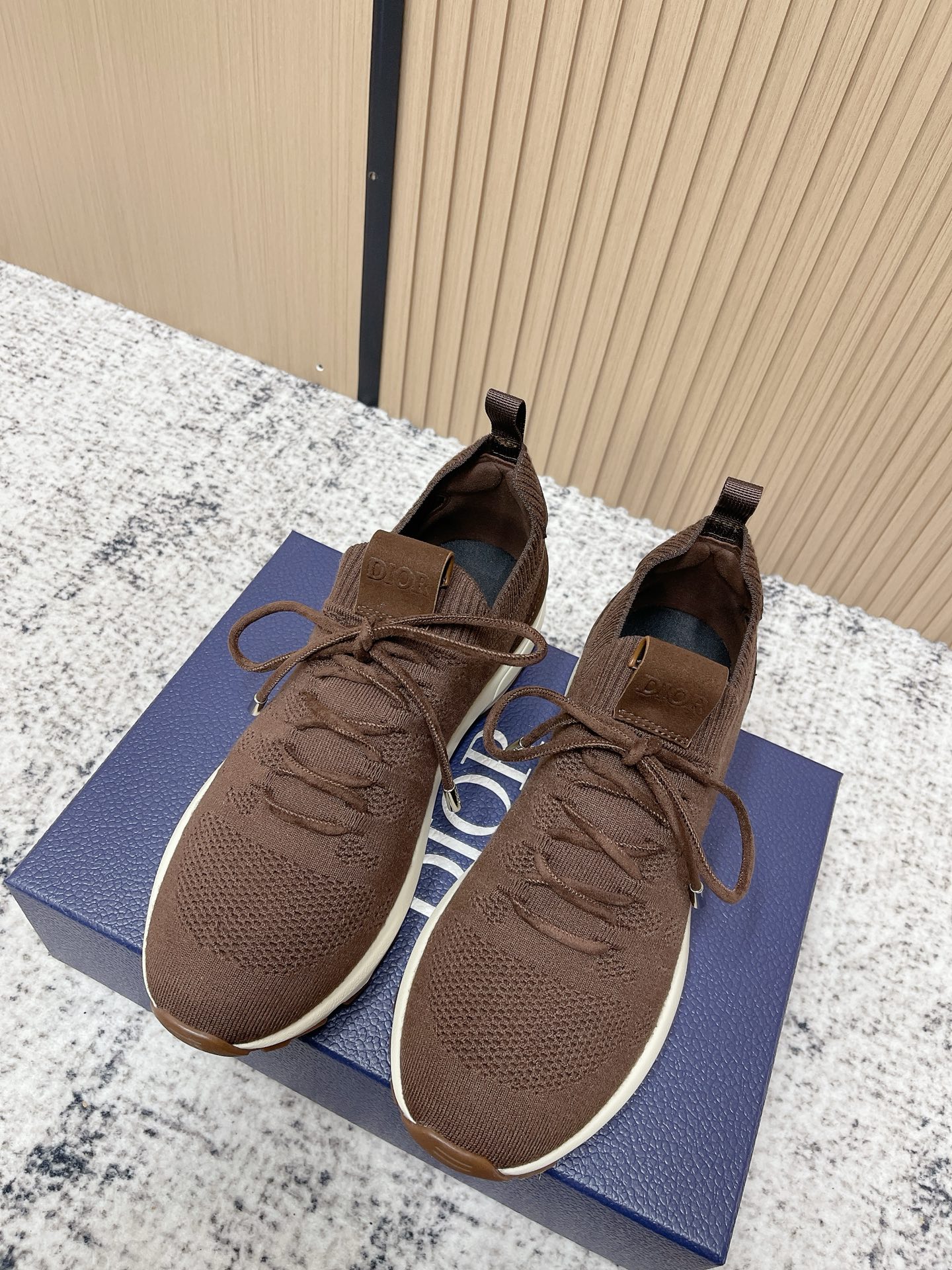 NO:630914,The top version of Dior B80 sneakers is a new product of Dior men's series, focusing on comfort and fashion. The upper is made of breathable mesh + fabric splicing, which is light and fits the foot shape, and is super comfortable for daily wear. The sole is made of rubber, with excellent grip and wear resistance, suitable for commuting or light exercise. The overall style is simple, the gray tone is versatile, and the shoelaces are adjustable, making the wear more stable. Designed by Kim Jones, it is both practical and trendy, and is one of the new popular items in early spring①.  size39-44 (45 customized), casual shoes/sports shoes, dior, dior, sneakers19860909顶级版本 Dior B80运动鞋是迪奥男士系列新品,主打舒适与时尚.鞋面采用透气网布+织物拼接,轻盈又贴合脚型,日常穿着超舒适.鞋底橡胶材质,抓地力和耐磨性都很棒,适合通勤或轻运动.整体简约,灰色调百搭,鞋带可调节,穿着更稳固.由Kim Jones设计,兼具实用与潮流,是早春新款热门单品之一①. size39-44（45定做）,休闲鞋/运动鞋,dior,dior,sneakers,Women's Shoes