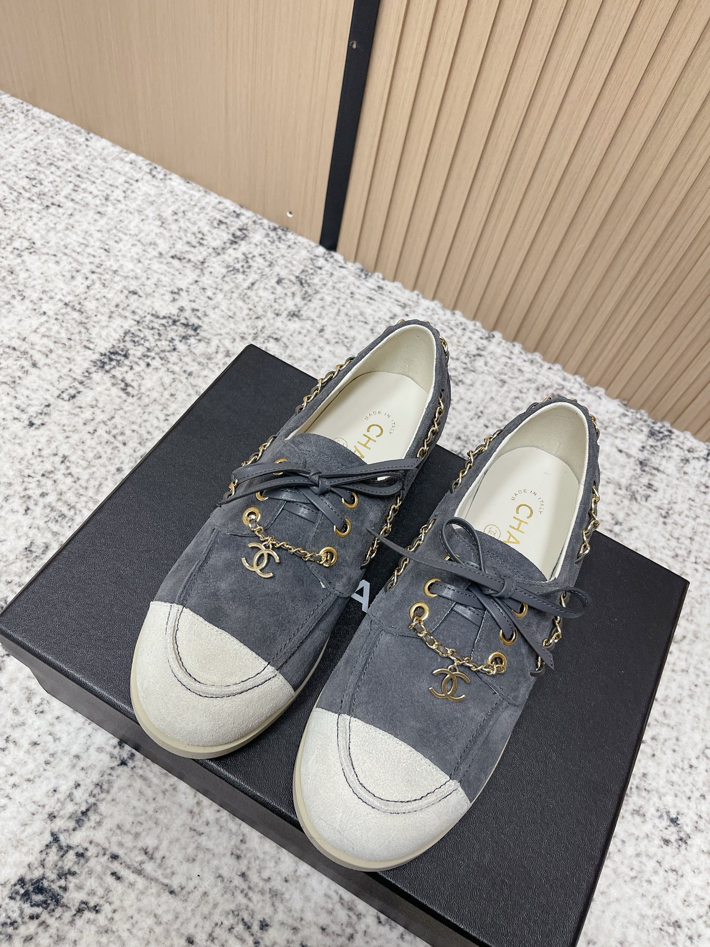 NO:630911,The top version of Chanel 26C early spring new color-blocked suede loafers. The soles are super soft and extremely comfortable. My feet don’t hurt when I walk thousands of steps every day. Xiaoxiang’s flat casual shoes can be said to be the most designed shoes in recent years. The clever choice of leather chain is unique and unique. I fell in love with it at first sight. The suede color-blocking is versatile for daily use. The most important thing is that it uses soft soles. It is super comfortable and easy to wear. You will be surprised as soon as you try it on your feet.  It is a rare shoe that combines comfort, style and versatility so well. The upper is cow suede, the lining is sheepskin, the sole is molded and wear-resistant, and the rubber outsole is Size 35-41 (41. Customization is non-refundable), casual shoes/sports shoes, chanel, chanel, loafers, sneakers, sheepskin, chamois leather19860909顶级版本 Chanel 香奈儿26C早春新款拼色麂皮乐福鞋 鞋底超软 无比舒适的豆豆鞋 日行万步脚不疼 小香这双平底休闲鞋 可以说是这几年最具设计感的鞋子了 巧妙选用皮穿链条个性别致 一眼就爱上 麂皮拼色 日常又百搭 最最主要是选用了柔软的鞋底 超级舒服好穿 只要上脚试穿都会很惊喜 是难得将舒适 洋气 百搭融合得这么好的一款鞋 鞋面牛反绒 内里羊皮 鞋底开模耐磨生胶大底 Size35-41 (41.定制不退换),休闲鞋/运动鞋,chanel,chanel,loafers,sneakers,sheepskin,chamois leather,Women's Shoes