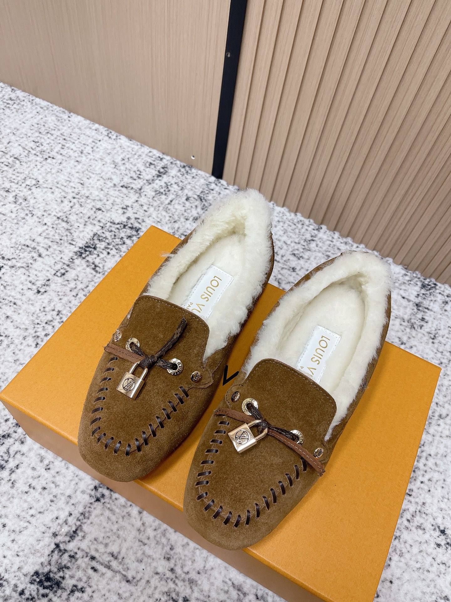 NO:630908,Purchasing-grade Louis Vuitton 25ss wool flat loafers. Made of high-quality cowhide. Light and comfortable moccasin structure with hand-stitched upper. Decorated with LV Cicle logo and inscribed lace ends. Decorated with butterflies. Luxurious design. Perfect interpretation of the brand's luxury style. Wool lining. Original A-grade rubber outsole, Size35-41 (40 41 customized, non-refundable), loafers fur shoes, louis  vuitton,louis vuitton,loafers,cowhide19860909代购级 Louis vuitton 25ss 羊毛 平底乐福鞋 豆豆鞋,采用优质牛皮 轻盈舒适的莫卡辛结构搭配手缝鞋面 点缀LV Cicle标识和铭纹鞋带端头.饰蝴蝶 版型设计奢华大气 完美诠释品牌奢华风格 内里采用羊毛 原版A级橡胶粒外底, Size35-41（40 41 定做不退换）,乐福鞋毛毛鞋,louis vuitton,louis vuitton,loafers,cowhide,Women's Shoes