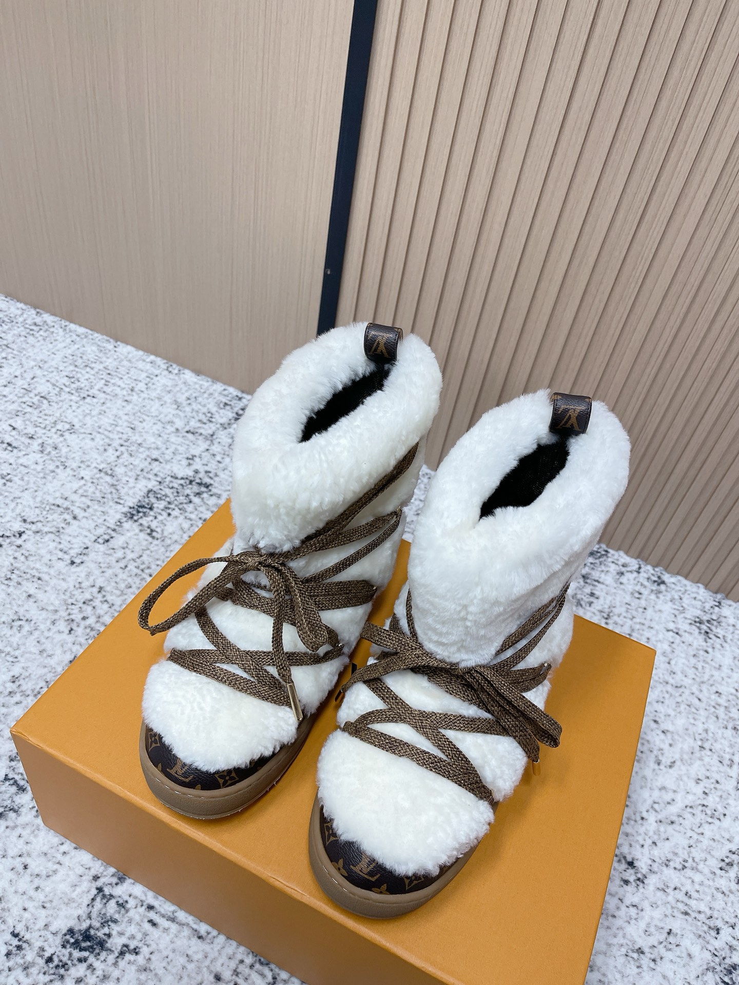 NO:630905,Top quality LV 25 winter women's ski series LV Ski women's series redefines classic winter style with innovative design, blending functionality and luxury fashion, bringing a new perspective to winter fashion, blending sophistication and adventure. Snow boots filled with 90 white duck down, warm and light!  size 35-41 (40.41 customized), snow boots, louis vuitton, boots19860909顶级品质 LV 25冬季女装滑雪系列多 LV Ski女装系列以创新设计重新定义经典冬季风格,融合功能性与奢华时尚,为冬季时尚带来全新视角,将精致与冒险融为一体. 雪地靴 填充90白鸭绒,保暖轻盈！ size 35-41（40.41定做）,雪地靴,louis vuitton,boots,Women's Shoes