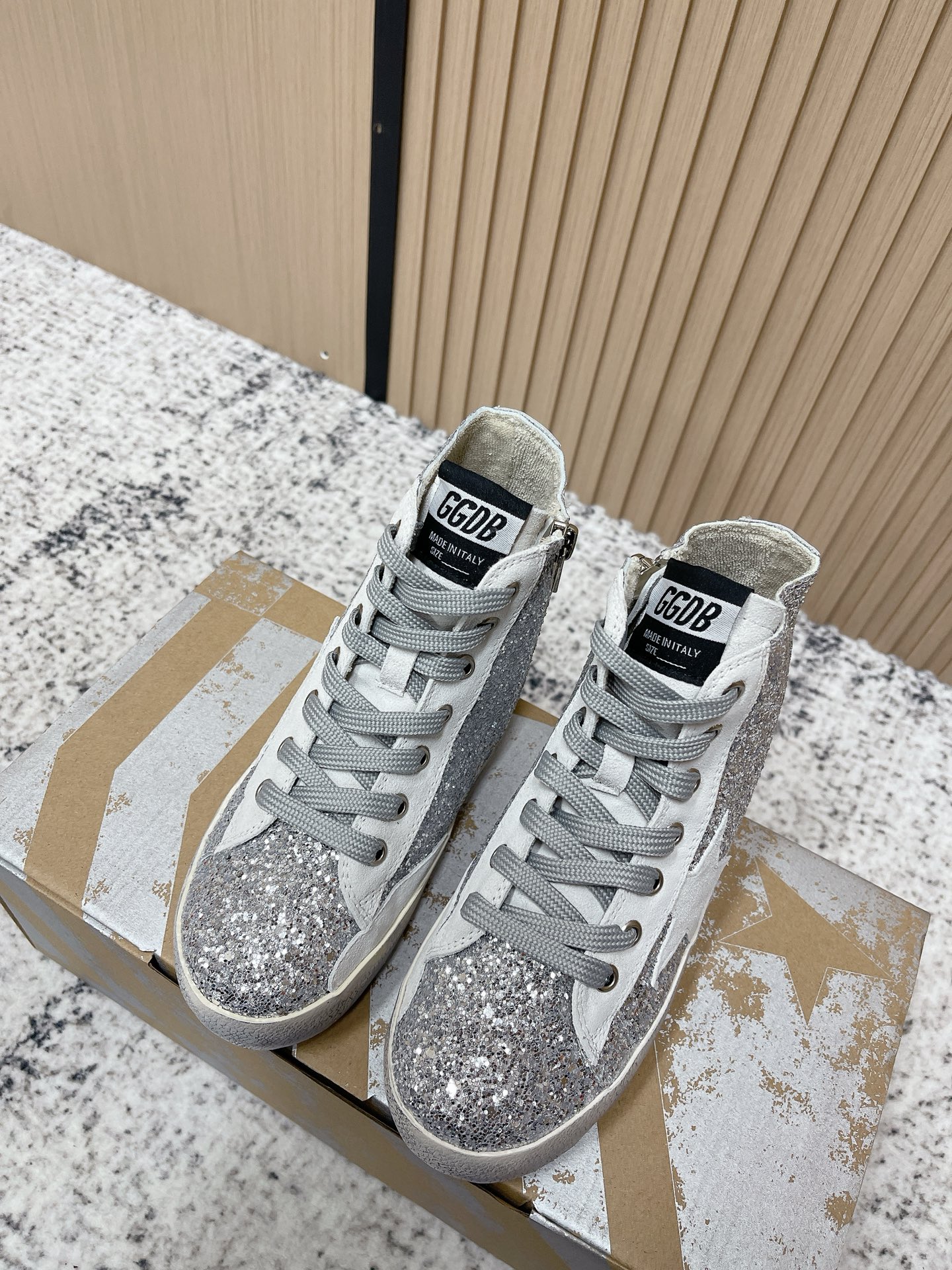 NO:630902,The top version of GGDB Little Dirty Shoes. The same style of children's shoes, ggdb Little Dirty Shoes, became popular earlier than the little white shoes. Breaking the traditional aesthetic, Little Dirty Shoes did it!  It’s so versatile!  You no longer have to worry about washing your shoes!  Upper silk cowhide (the essence of distressing) lining towel + cowhide lining, exclusive molded latex pads, hand-polished by old craftsmen, even the soles are uninhibitedly dirty size 25-35 (customized at 23.24.25.35), casual shoes/sports shoes, sneakers, cowhide19860909顶级版本 GGDB小脏鞋.同款童鞋 ggdb 小脏鞋 火红程度比小白鞋还要早,打破传统审美,小脏鞋做到了！就是这么百搭 ！再也不用担心洗鞋的问题啦！ 鞋面丝绸牛皮（做旧精髓所在）内里毛巾+牛皮 里,独家开模乳胶垫 老工匠手工打磨,就连鞋底也是不羁的脏 size25—35（23.24.25.35定做）,休闲鞋/运动鞋,sneakers,cowhide,Women's Shoes