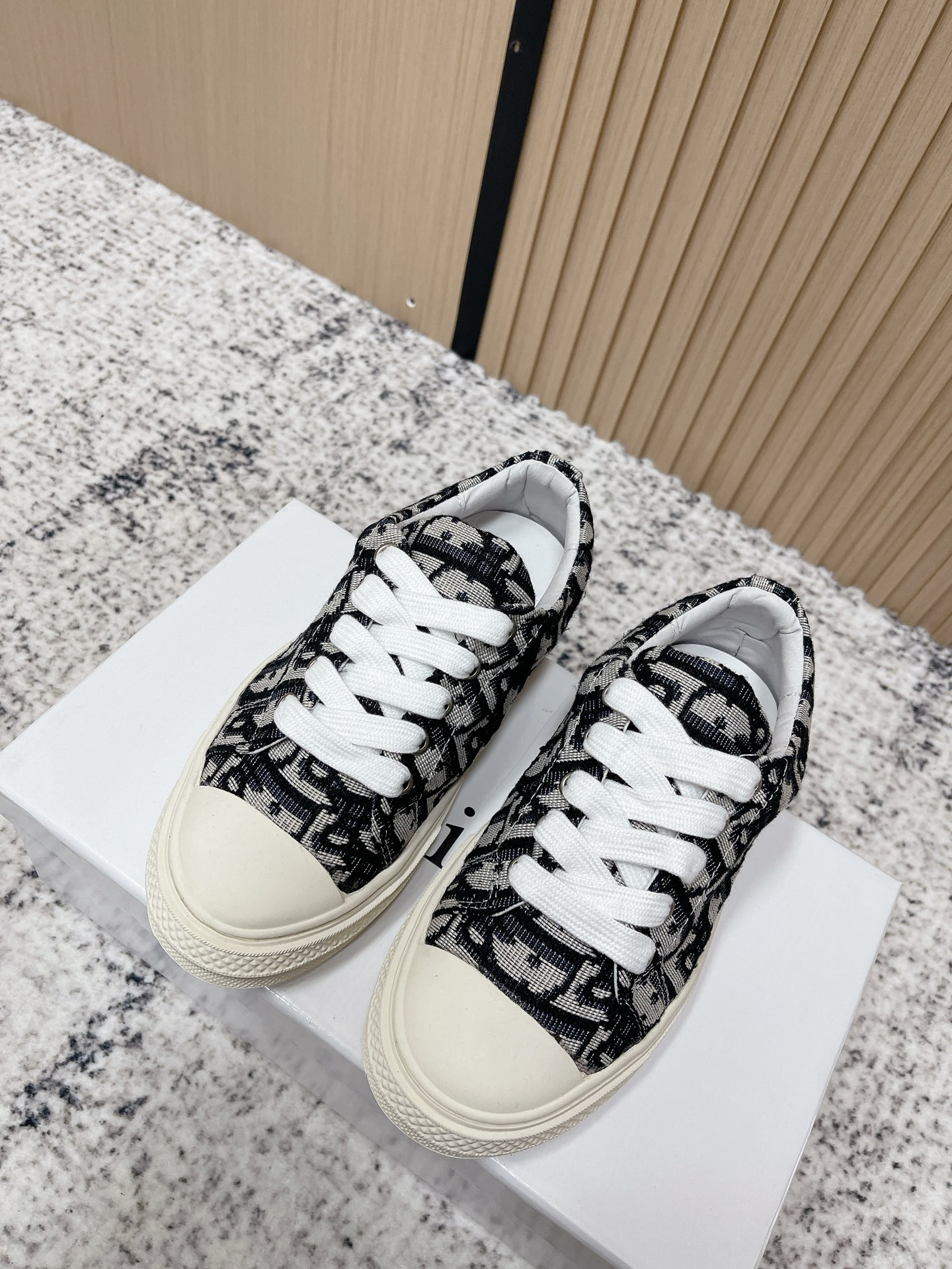 NO:630899,Top version of Dior children's shoes, original canvas, sheepskin lining. Rubber soles are softer, super strong LOGO shoelaces. (no need to tie shoelaces for elasticity), super texture, fan-shaped toe design is more suitable for baby's feet, original packaging size 23-35 (customized at 23.24.25.35), casual shoes/sports shoes, dior, dior, sneakers, sheepskin19860909顶级版本 Dior迪奥童鞋,原版帆布 内里羊皮.橡胶鞋底更柔软,超强LOGO鞋带搭配.（松紧无须系鞋带） 超质感,扇形鞋头设计更适合宝宝脚型,原厂包装 码数23-35（23.24.25.35定做）,休闲鞋/运动鞋,dior,dior,sneakers,sheepskin,Women's Shoes