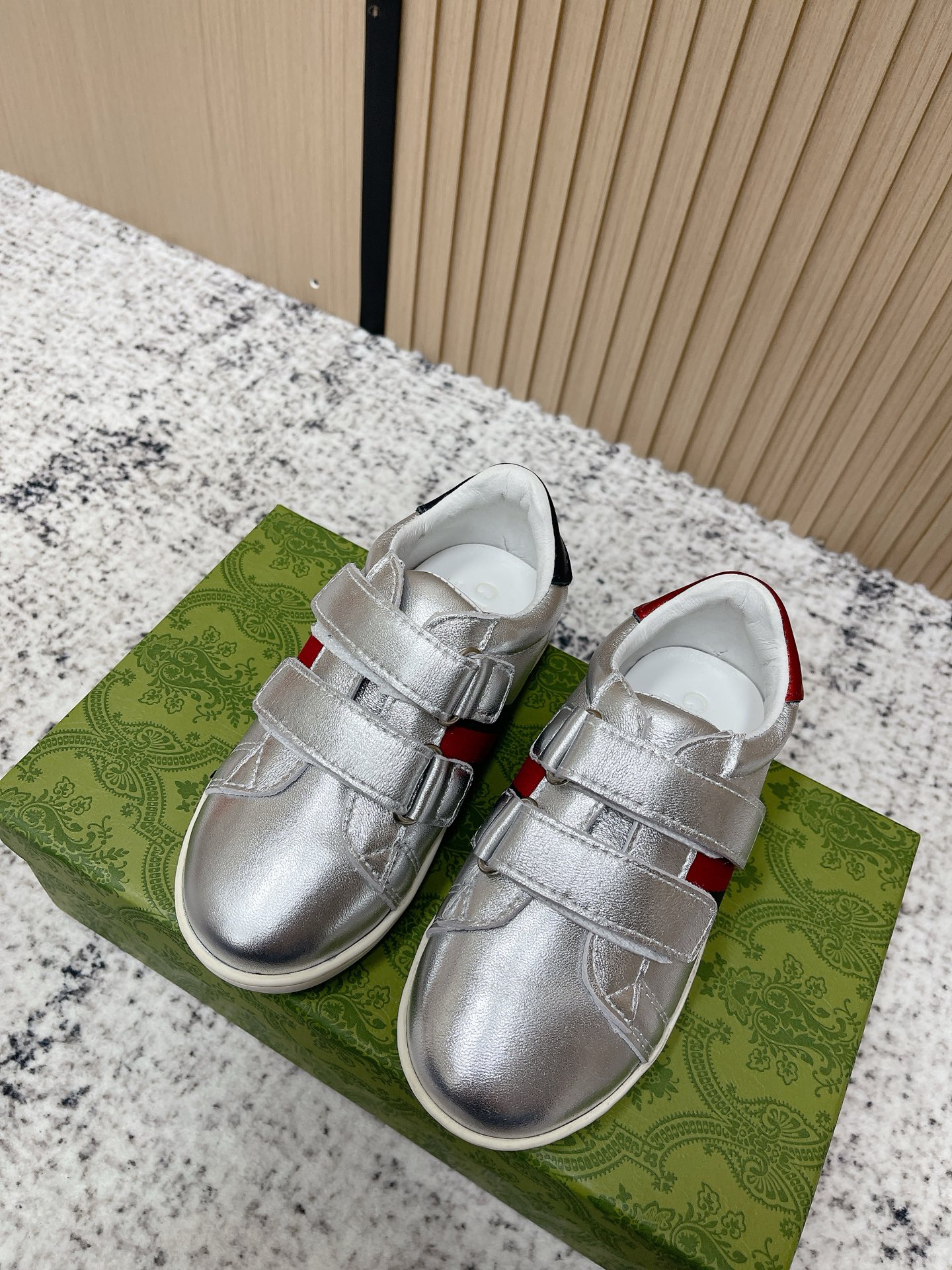 NO:630925,Top version Gucci 2025ss new lightweight children's shoes!  Children's white shoes, Gucci counter style, Gucci catwalk style!  The style design is light, luxurious and retro...the original private model is thick and lightweight...similar to the upgraded version of the classic white shoes!  Original customized cowhide fabric (classic old floral fabric, perforation, embossing process), cowhide lining, original outsole size 23-35 (customized at 23.24.25.35), casual shoes/sports shoes, gucci, gucci, sneakers, cowhide19860909顶级版本 Gucci古驰 2025ss全新轻便童鞋！ 童鞋小白鞋,古驰专柜同步款,古奇走秀款！ 款式设计轻奢复古…原版私模厚底轻便…相似于经典小白鞋的升级版！ 原版定制牛皮面料(经典老花布,穿孔,压纹工艺),牛皮内里、原版大底 size23-35（23.24.25.35定做）,休闲鞋/运动鞋,gucci,gucci,sneakers,cowhide,Women's Shoes