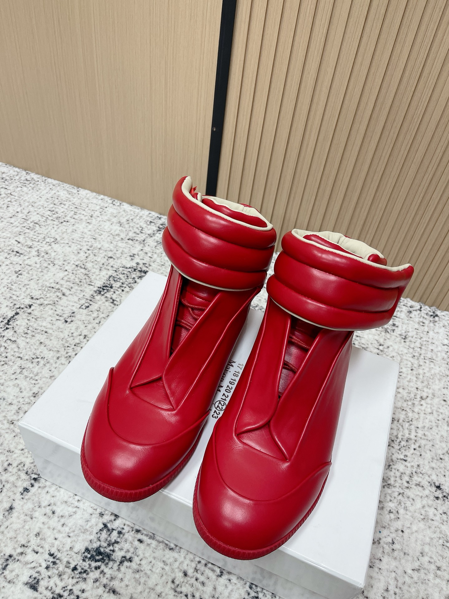 NO:630922,Top version Maison Margiela · Margiela 2025ss new autumn and winter products Margiela Future Sneaker retro high-top casual shoes MM6 is the most popular genius designer brand in the past two years. Its simple design and luxurious texture will make you fall in love with it. If you don’t want to hit the streets, you can check out this brand. It is relatively niche but is so easy to match. You can see this brand everywhere on Instagram and Xiaohongshu!  BS original one-to-one customization, original custom cowhide upper, imported silk sheepskin lining, original molded anti-slip outsole, size 35-45 (40.41 for women, 45 for men, customized), casual shoes/sports shoes, masion margiela, masion margiela, sneakers, cowhide, sheepskin19860909顶级版本 Maison Margiela· 马吉拉 2025ss 秋冬新品 马吉拉Future Sneaker复古高帮休闲鞋 MM6作为这两年最受欢迎的鬼才设计师品牌,设计简单、奢华的质感让你爱不释手 不想满大街撞款的可以看看这个品牌,比较小众却又是那么好搭配,ins、小红书随处可见这个品牌的身影 ！BS原版一比一定制 鞋面原版定制牛皮 内里进口丝绸羊皮里 大底原版开模防滑大底 码数35-45（女40.41.男45.定制）,休闲鞋/运动鞋,masion margiela,masion margiela,sneakers,cowhide,sheepskin,Women's Shoes