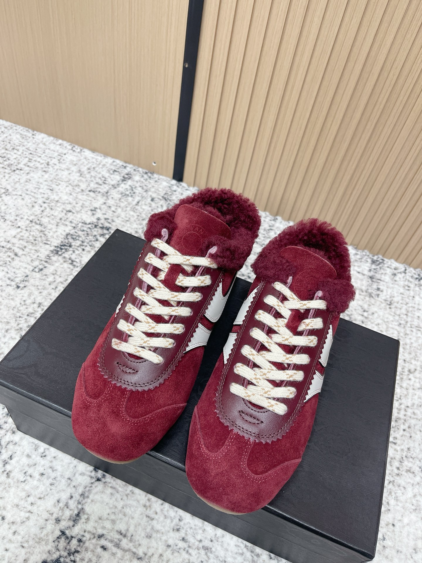 NO:630919,The top version of DRIES VAN NOTEN is so cute and fluffy. The moral training shoes released this year are so popular. I fell in love with the retro moral training shoes at first sight | Pick DVN focuses on a soft and extremely comfortable new product niche moral training shoes that has exploded in the fashion circle - worn on the feet in spring and summer. Retro moral training shoes DVN avocado green, retro moral training shoes that can be worn all the time, versatile, breathable and comfortable  The upper is made of unlined suede leather and nappa leather, which feels comfortable and not stuffy on the feet. The thin sole is soft, waxy and light. Retro design from the 1970s, with vibrant colors. The perfect fusion of retro and fashion!  Allows you to easily switch between various styles!  Wear-resistant raw rubber sole. Size: 35-39 (customized for 40), casual shoes/sports shoes, sneakers19860909顶级版本 DRIES VAN NOTEN 可可爱爱毛绒绒 今年出的德训鞋太火了 一见钟情的复古德训鞋|Pick DVN主打一个软舒适度极好. 刷爆时尚圈的新品小众德训鞋 ——把春夏穿在了脚上复古德训鞋 DVN牛油果绿 可以一直穿的德训鞋复古百搭透气舒适 采用无内衬的绒面皮于纳帕皮拼接鞋面,脚感舒适不闷脚 轻薄的鞋底软糯轻盈 来自70年代的复古设计,搭配极具生命力的颜色. 复古与时尚的完美融合！让你轻松切换各种风格！鞋底耐磨生胶鞋底. size:35-39（40定做）,休闲鞋/运动鞋,sneakers,Women's Shoes