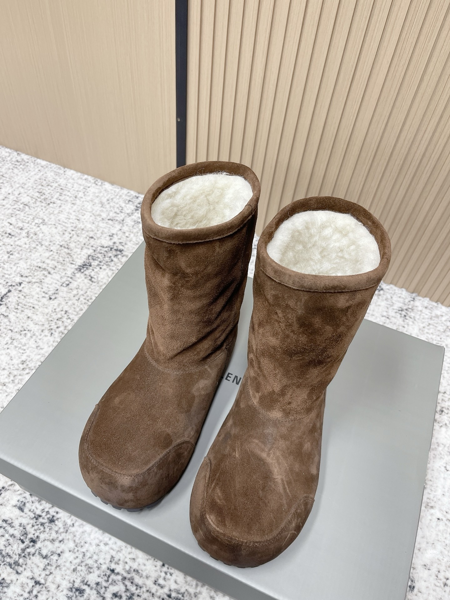 NO:630916,The top version of BALENCIAGA ski series, the latest snow boots, purchased and developed for authentic RMB9690, perfectly reproduced. The designer launches to explore the concept of originality and appropriation in the fashion industry, pay tribute to inheritance and classics with a new series, break the conventional design with the iconic Balenciaga abstraction, and collide with new ideas that are witty and harmonious. The original version is made one to one, and all fabrics are customized. Double-layer uppers, one layer inside and one outside, exclusive molded outsole  Size35-40 (40 is custom-made and cannot be returned or exchanged), snow boots, balenciaga, balenciaga, boots19860909顶级版本 BALENCIAGA巴黎世家滑雪系列 最新款 雪地靴 正品RMB9690购入开发 完美复刻 设计师推出探索时尚界对于原创与挪用的概念、以全新系列致敬传承与经典,以标志性Balenciaga抽象打破常规设计 碰撞出诙谐又和谐的新创意、原版一比一做法、面料全部定制 双层鞋面里外一层 独家开模大底 Size35-40（40订做不退换）,雪地靴,balenciaga,balenciaga,boots,Women's Shoes