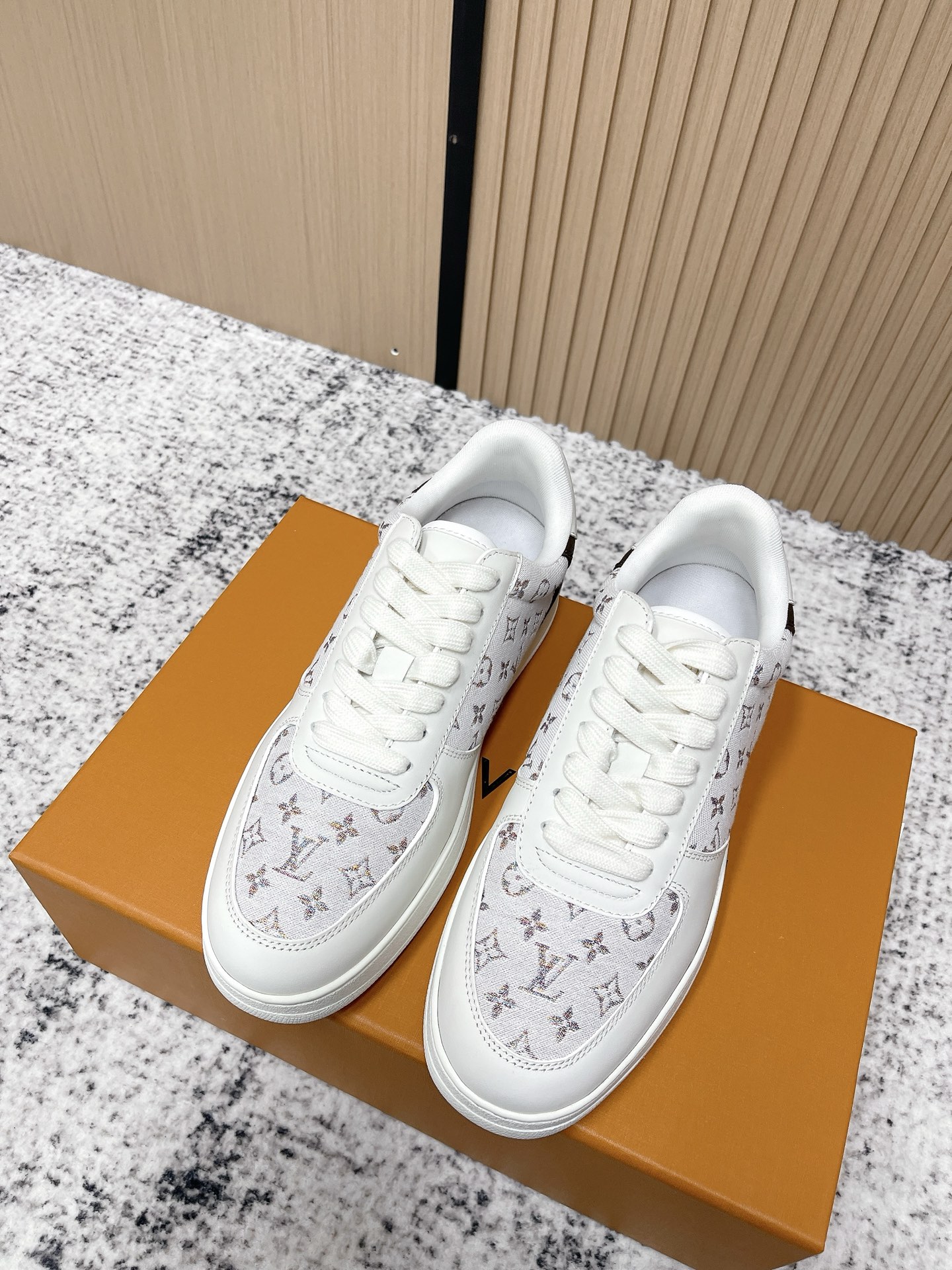 NO:630913,The top version of Louis Vuitton casual sneakers, white shoes, many Internet celebrity fashion bloggers have planted grass, simple shoe grid design, brand LOGO embossing, presbyopia stitching, full of aristocratic atmosphere, thickened rubber outsole, stable and wear-resistant, highlighting the brand charm, fashionable and versatile, whether it is sports and leisure or street fashion, it can be easily controlled. Size: 37-40 (40 customized), casual shoes/sports shoes, louis vuitton, louis  vuitton,sneakers19860909顶级版本 Louis Vuitton路易威登 休闲板鞋 小白鞋 超多网红时尚博主种草 简约的鞋型格板设计 品牌LOGO压花 老花拼接 尽显贵族气息 加厚橡胶外底 稳定耐磨 彰显品牌魅力 时尚百搭 无论是运动休闲还是街头潮流 都能轻松驾驭 码数:37-40（40定做）,休闲鞋/运动鞋,louis vuitton,louis vuitton,sneakers,Women's Shoes