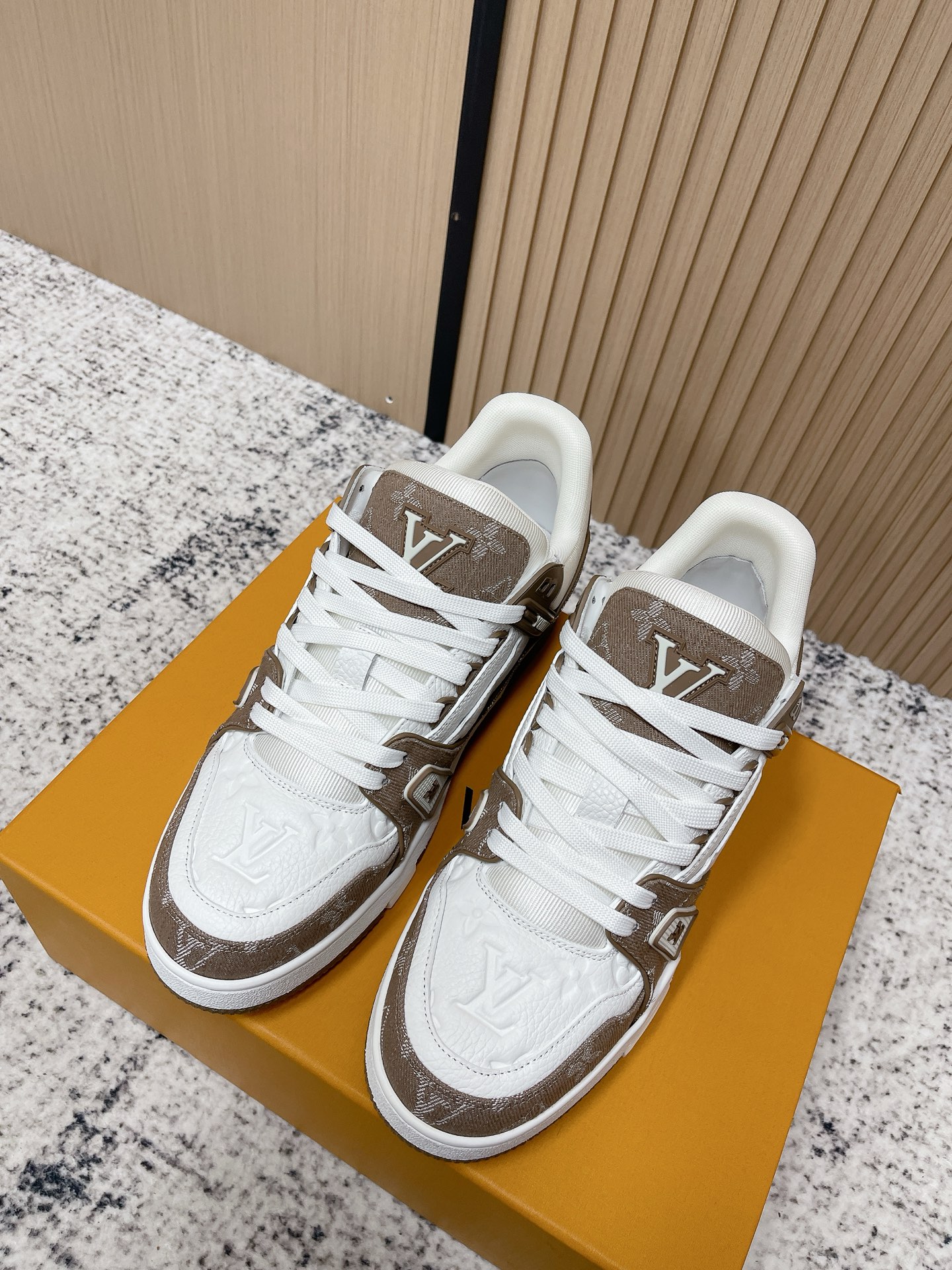 NO:630910,Top version LV trainer for couples~~New upgraded version~~Classic return Couple model, skateboard shoes, basketball shoes, sports shoes... LV new sports series; retro style sense; embraces many classic elements of the family; super handsome~~ Full leather fabric, with LV badge cloth cover, breathable gauze lining, original outsole, original shoe last, more details compared to the real product, perfect and high  size 35-45 (female 40.41 male 45 custom-made), casual shoes/sports shoes, louis vuitton, sneakers19860909顶级版本 情侣款 LV trainer~~全新升级版~~经典回归 情侣款,滑板鞋,篮球鞋,运动鞋…… LV全新运动系列；复古风视感；拥入家族多方面经典原素；超级帅气~~ 全皮革面料,搭配Lv徽章布面,透气纱网内里,原版大底,原版鞋楦,更多细节对比大货实物完美高 size35—45（女40.41男45定做）,休闲鞋/运动鞋,louis vuitton,sneakers,Women's Shoes