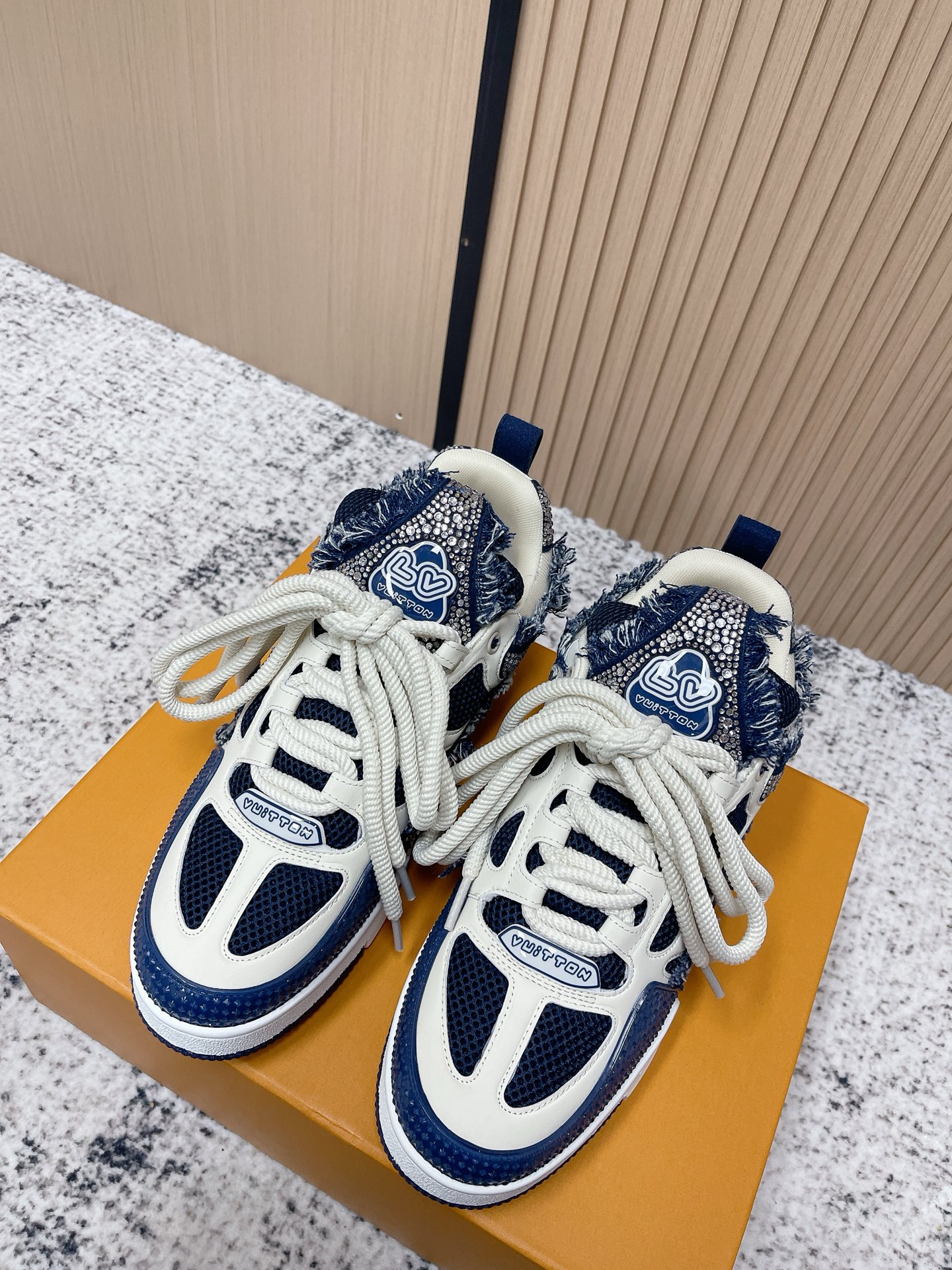 NO:630907,The top version of LV Skate Sneaker, Louis Vuitton's 2025 new sports sneaker, is limited to the Year of the Snake. It debuts on the spring and summer show. This time, it is presented in grained cow leather. The padded collar and tongue refer to the design of skateboard shoes, and the technical laces and rubber outsole complete the whole. The grained cow leather upper, rubber outsole, tongue and sole are decorated with the LV logo on the rear.  Size 35-45 (female 40.41. male 45 customized), casual shoes/sports shoes, louis vuitton, louis vuitton, sneakers, cowhide19860909顶级版本 LV Skate Sneaker 路易威登 2025年新款运动板鞋 蛇年限定 春夏秀场初次亮相,此次以粒面牛皮革焕新呈现.加垫鞋领和鞋舌援引滑板鞋设计,科技鞋带和橡胶外底完善整体.粒面牛皮革拼接鞋面,橡胶外底,鞋舌和鞋底 后部饰有 LV 标识. 尺码35-45（女40.41.男45定做）,休闲鞋/运动鞋,louis vuitton,louis vuitton,sneakers,cowhide,Women's Shoes