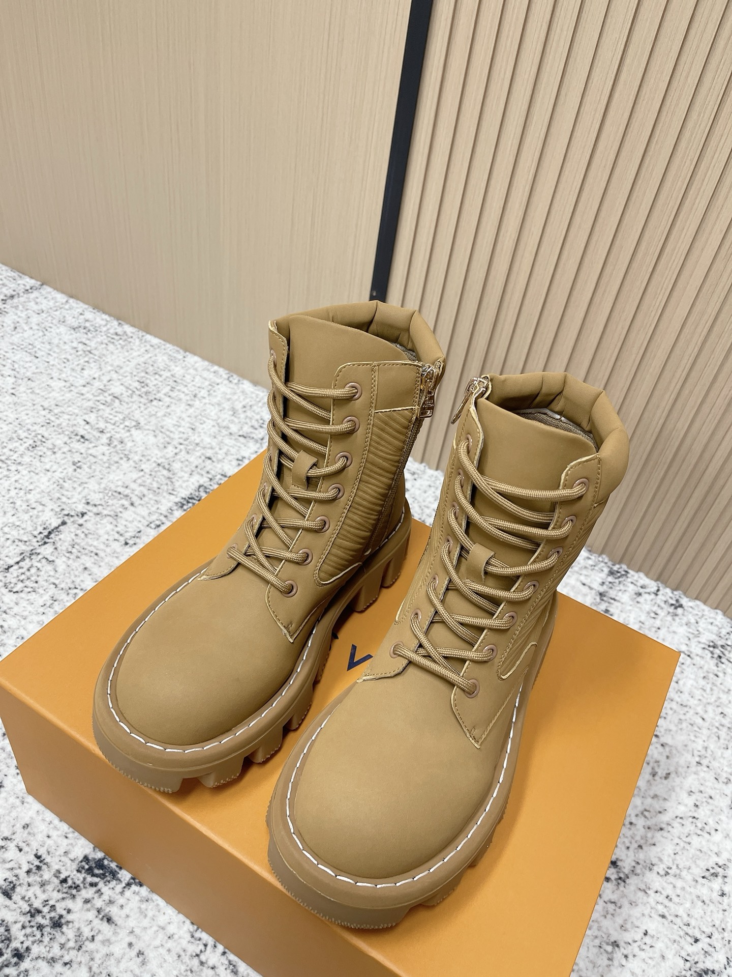 NO:630904,The top version of the LV 2025 spring and summer ski series Monogram thick-soled Martin boots is made of high-quality cow leather and has classic Monogram embossing on the upper, which is highly recognizable!  The thick-soled foam rubber design makes it comfortable to wear and can quietly increase your height. It is suitable for daily commuting or outdoor use. The boot shaft is moderately high, the laces are easy to adjust, and the yellow color is full of vitality. It goes well with overalls or casual style. size35-45 (40.41. Men's 45 custom-made), boots, louis vuitton, boots, cowhide19860909顶级版本 LV 2025春夏滑雪系列Monogram厚底马丁靴,采用优质牛皮革,鞋面有经典Monogram压纹,辨识度超高！厚底发泡橡胶设计,穿着舒适还能悄悄增高,日常通勤或户外都很适合 .靴筒高度适中,绑带鞋带方便调节,黄色配色活力满满,搭配工装裤或休闲风都很出彩. size35-45（40.41.男45定做）,靴子,louis vuitton,boots,cowhide,Women's Shoes