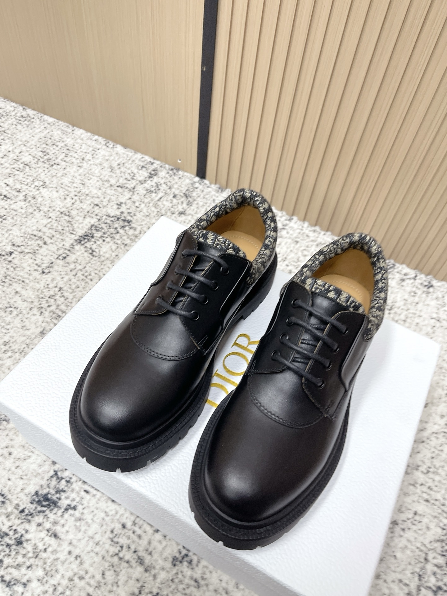 NO:645983,The top version of Dior/Dior 25 new men's shoes, business casual thick-soled leather shoes, perfectly combines classic elements with modern innovation for a wearing experience for those who pursue quality and fashion. The classic lace-up style with exquisite stitching shows Dior's ultimate pursuit of details. And its unique thick-soled design is the highlight of this shoe. The thick transparent-effect notched rubber sole not only increases the stability and comfort of the shoe, but also visually lengthens the leg line.  It allows the wearer to stand taller in business situations. The D logo embellished on the sole is the finishing touch. This thick-soled derby shoe has a high degree of flexibility. It can be paired with formal suit pants to show the professionalism and competence of business people. It can also be combined with casual jeans or khaki pants to create a casual yet fashionable casual style. Whether in business meetings, formal dinners or daily life, these business leather shoes can make you the focus. The fabric is made of original custom cowhide.  The inner tiptoe is made of cowhide, original molded custom anti-slip outsole size 39-44 (customized for 45), loafers, dior, dior, dior, loafers, jeans, business suit, cowhide19860909顶级版本 Dior/迪奥25 新品男鞋 商务休闲 厚底皮鞋 将经典元素与现代创新完美融合 为追求品质与时尚的人士穿着体验. 经典的系带款式搭配精致的缝线 展现出Dior对细节的极致追求. 而其独特的厚底设计 更是这款鞋的亮点. 厚实的透明效果凹口橡胶鞋底 不仅增加了鞋子的稳定性和舒适度 还在视觉上拉长了腿部线条 让穿着者在商务场合中更显挺拔身姿 . 鞋底上点缀的D家标志 更是点睛之笔 这款厚底德比鞋具有极高的灵活性. 它可以与正式的西装裤搭配 展现出商务人士的专业与干练 也可以与休闲的牛仔裤或卡其裤组合 营造出随性而不失时尚的休闲风格. 无论是在商务会议、正式晚宴还是日常 这款商务皮鞋都能让你成为焦点. 面料采用原版定制牛皮 内里踮脚均为牛皮 原版开模定制防滑大底 size39-44（45定制）,乐福鞋,dior,dior,dior,loafers,jeans,business suit,cowhide,Women's Shoes