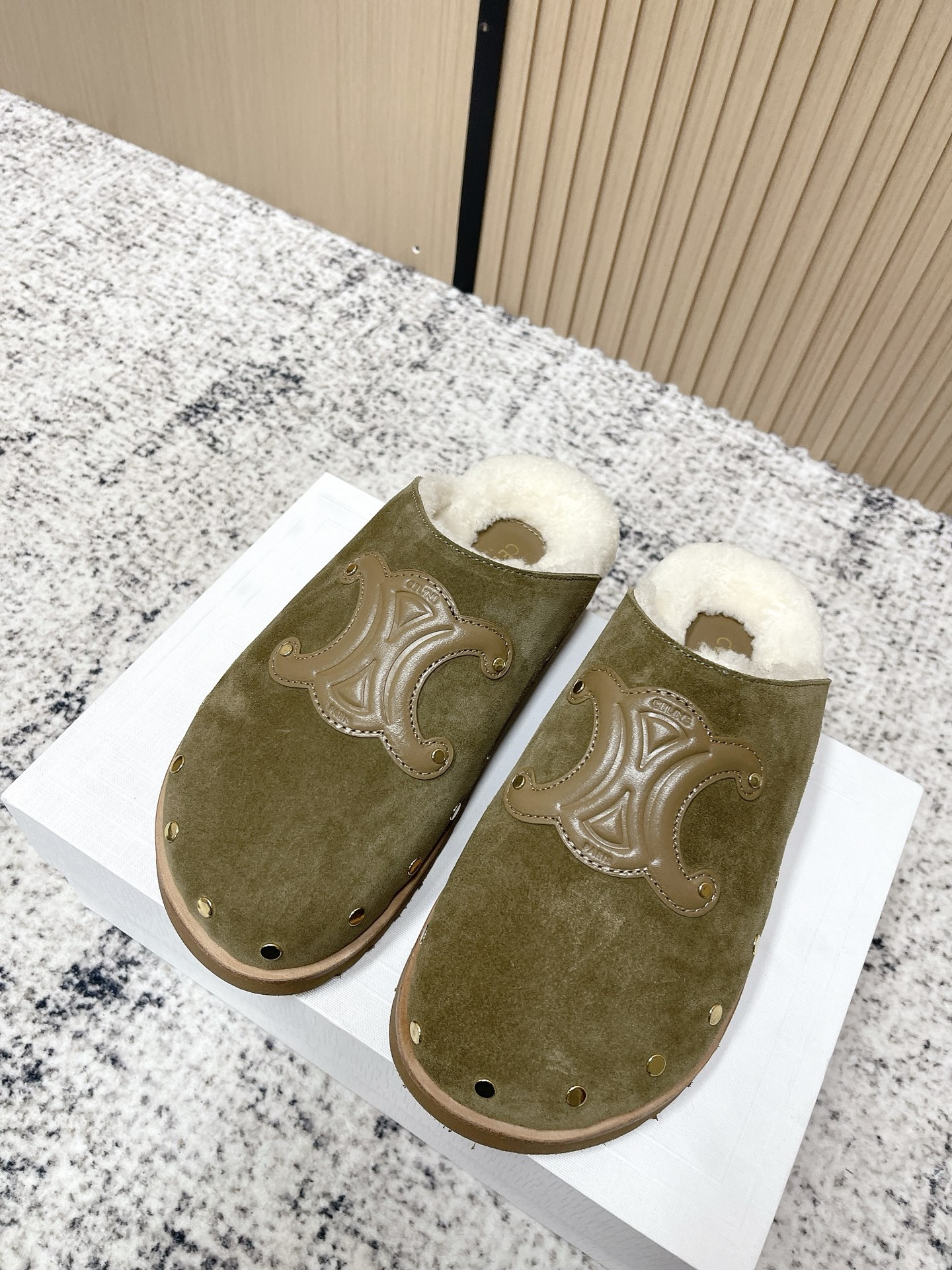 NO:645975,Top version CELIN* Celine 25ss new mule shoes wool slippers. This season’s Celin made me fall in love with it again!  There are so many beautiful shoes this season. I really can’t get enough of this fur slipper. It’s so cute~ The fluffy wool is imported from Europe. We use Grade A wool. We make sure the shoes are exactly the same as the original ones. They are all made of pure wool, with no artificial fur at all!  The outsole we choose is the same TPU material as the original version. Sheep upper, wool lining, foam outsole, Size 35-39 (custom-made for 40, non-returnable), semi-furry shoes, celine, celine, slippers, sheep19860909顶级版本 CELIN*塞琳 25ss 新品 穆勒鞋羊毛拖鞋 这一季的赛琳又让我重新爱了它一次！ 这季节美鞋太多这款毛拖真的是让我无法自拔真太可爱了～ 毛茸茸的羊毛是选用欧洲进口A级羊毛 我们做到与原版一致满鞋 全部采用纯羊毛一点人造毛的成分都没有！大底我们选用的是与原版一样的TPU材质 鞋面羊猄 内里羊毛 大底发泡大底 Size35-39（40定做不退换）,半拖毛毛鞋,celine,celine,slippers,sheep,Women's Shoes