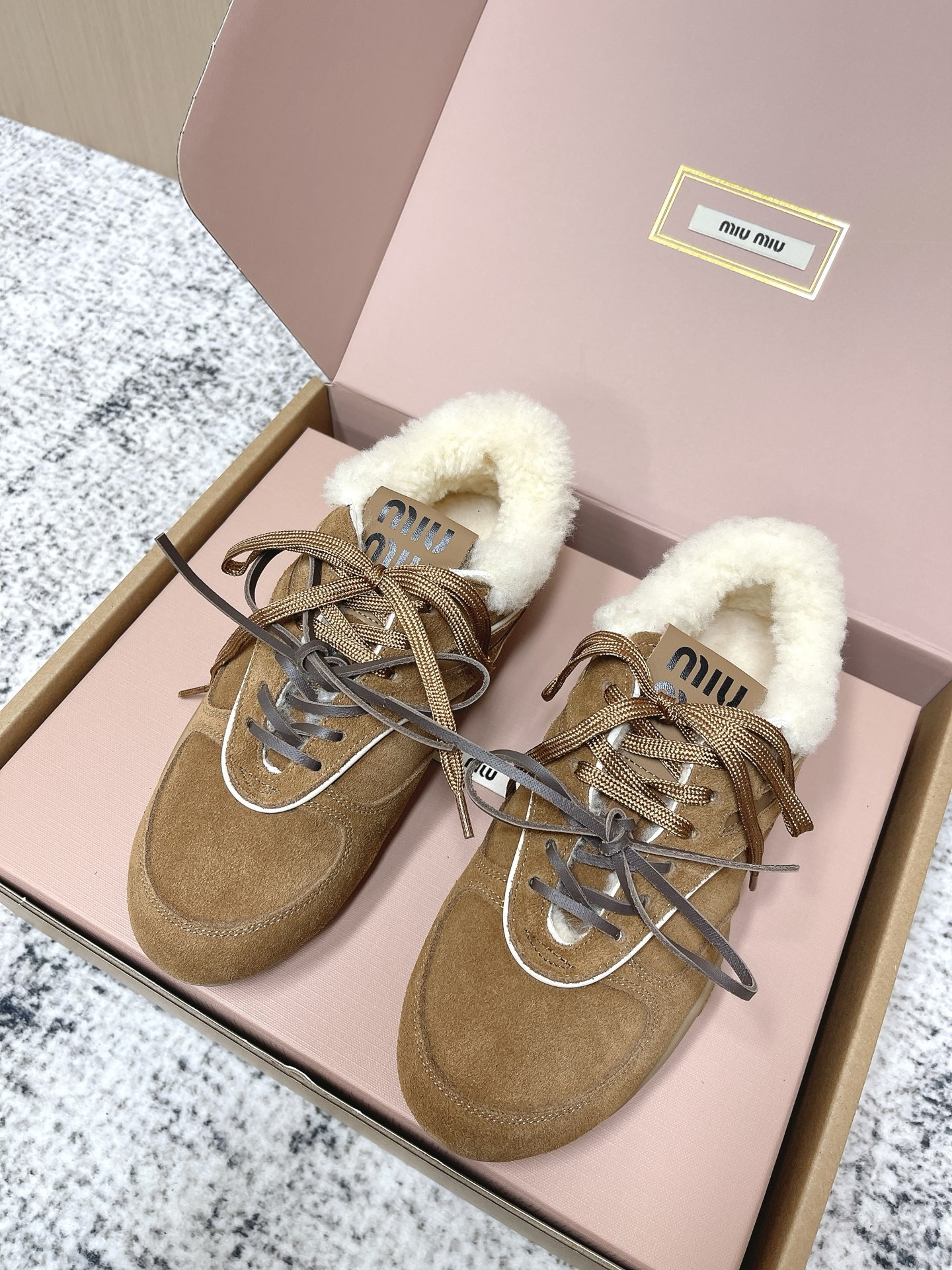 NO:645965,Top version miumiu wool moral training shoes/ballet shoes/casual shoes, simple sports sneaker design/highly recognizable tongue/creating a sweet Buddhist casual style/versatile double shoelaces with pure wool lining/warm cow suede fabric/original TPU tendon outsole Size: 35-39 (40. Customized), casual shoes/sports shoes, miumiu, sneakers19860909顶级版本 miumiu缪缪 羊毛德训鞋/芭蕾舞鞋/休闲鞋 简约的运动板鞋设计/极具辨识度的鞋舌/打造佛系甜美的休闲风/百搭 双鞋带搭配纯羊毛内里/温暖系 牛反绒面料/原版TPU牛筋大底 码数:35-39（40.定做）,休闲鞋/运动鞋,miumiu,sneakers,Women's Shoes