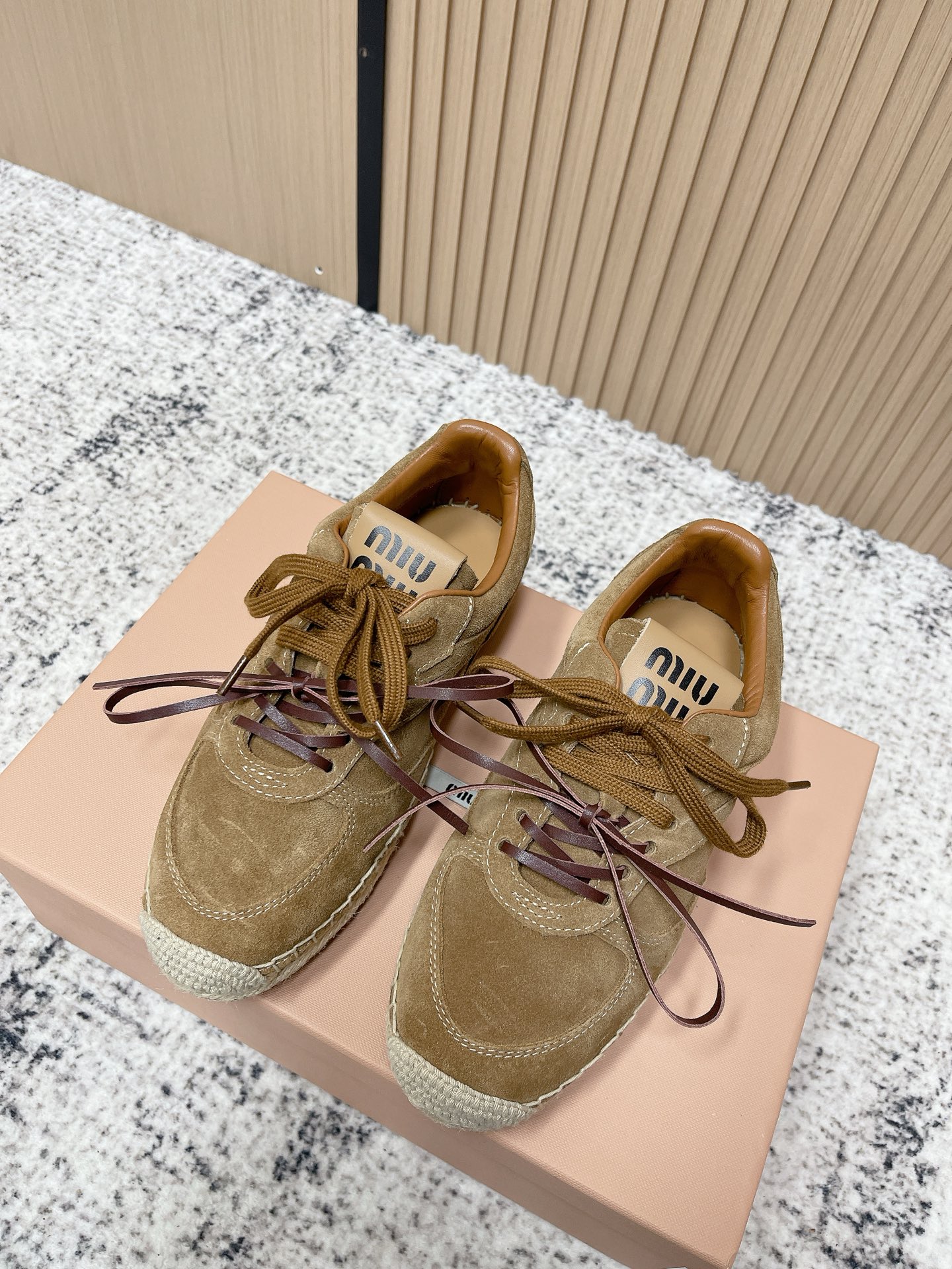 NO:645970,Top version MIU MIU Miu Miu's new woven hemp rope fisherman's shoes for autumn and winter. The latest catwalk series. Classic upgrade. Comfort and fashionability coexist. Every color combination looks good, and the design matches different style needs. High mercerized cow velvet, hand-woven raffia. Size35-39 (40 orders are not returnable), casual shoes/sports shoes, miumiu, sneakers, espadrilles.19860909顶级版本 MIU MIU 缪缪秋冬新款编织麻绳渔夫鞋 最新走秀系列 经典升级 舒适度与时髦度并存 每个颜色搭配都好看,设计搭配不同风格需求 高丝光胎牛绒,拉菲草手工编织 Size35-39（40订做不退换）,休闲鞋/运动鞋,miumiu,sneakers,espadrilles,Women's Shoes