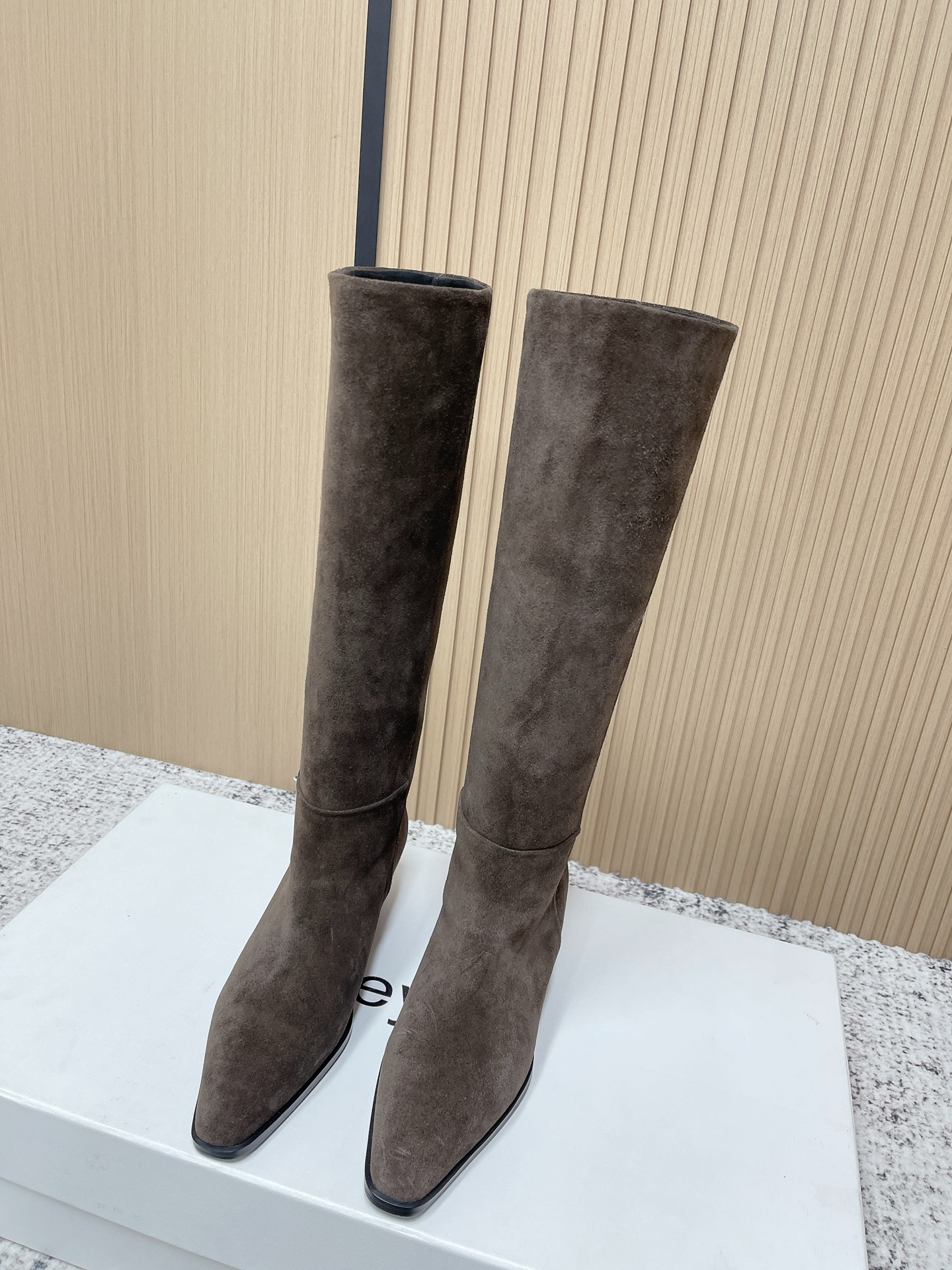 NO:650524,The top version of Aeyde's new avant-garde minimalist boots for autumn and winter｜When the architectural silhouette meets dark leather, these boots are the 'style weapon' of the fashionista. The neat tailoring outlines sharp lines and the pointed toe design snipers the fashion aesthetic. It is minimalist but highly recognizable - whether it is a cool collision with a skirt or a cool trousers out on the street, it will lock eyes on your feet, making you effortlessly cool in the fashion field. The upper is imported suede and cowhide.  Imported cowhide lining, imported outsole, heel height 4cm, Size 35-39 (40/41 customized, non-refundable), boots, aeyde, boots, skirts, cowhide, chamois leather19860909顶级版本 Aeyde秋冬新款先锋极简靴｜当建筑感廓形遇上暗黑皮革 这双靴是时髦精的“风格武器” 利落剪裁勾勒出凌厉线条 尖头设计狙击时尚审美 极简却极具辨识度——不管是搭配裙装的柔酷碰撞 还是裤装的飒爽出街 上脚即锁定目光 让你在潮流场里酷得毫不费力 鞋面进口麂皮.牛皮 内里进口牛皮 大底进口大底 跟高4cm Size35-39（40/41定制不退换）,靴子,aeyde,boots,skirts,cowhide,chamois leather,Women's Shoes