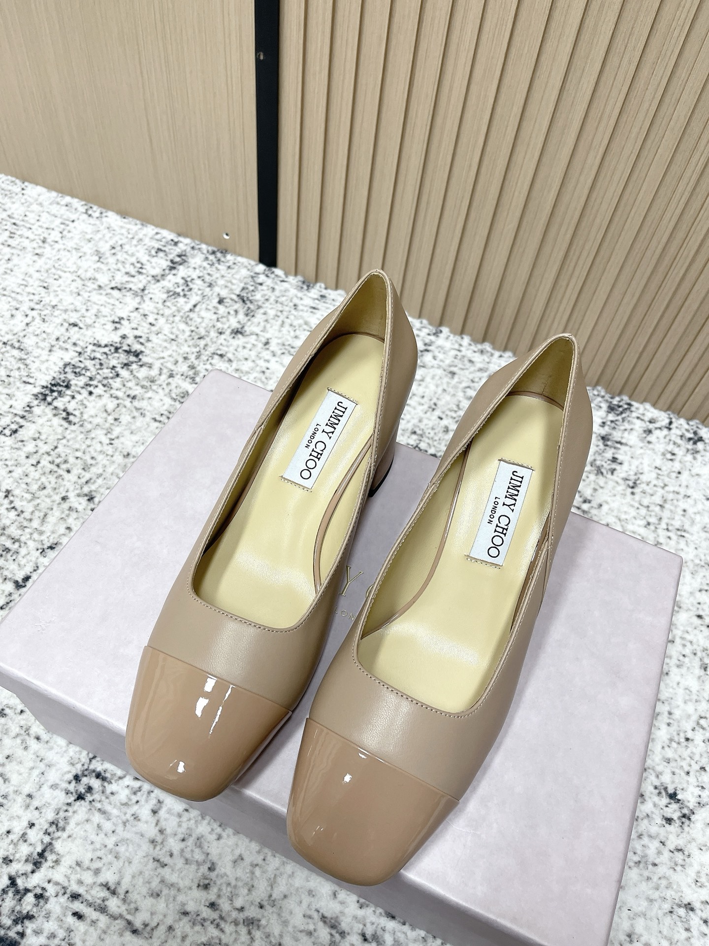 NO:650518,Top version Jimmy Choo 26/ Early spring new Mary Jane square toe shoes Choo Randa series Mary Jane shoes, classic square toe + patent leather splicing, full of elegant retro temperament!  The milk tea color is gentle and versatile, with a thick heel of about 6.5cm, and is super stable when walking. 4. The hollow back design is breathable and not stuffy, so it can be easily used for commuting and dating. The insole is soft, and it is very comfortable to wear for a long time. It can be worn with skirts and trousers, and it will make you look more elegant!  Fabric: Patent leather/cow leather Lining: Soft sheepskin Outsole: Italian genuine leather Heel: 6.5cm Size: #35-41 (customized at 40.41), high heels, jimmy choo, jimmy choo, mary jane, high heels, skirts, cowhide, sheepskin19860909顶级版本 Jimmy Choo 吉米周 26/ 早春 新款 玛丽珍 方头 单鞋 Choo Randa系列玛丽珍鞋,经典方头+漆皮拼接,优雅复古气质满分！奶茶色温柔百搭,粗跟约6.5cm,走路超稳4.后空设计透气不闷脚,通勤约会都能轻松驾驭.鞋垫柔软,长时间穿也很舒适,裙装裤装都能搭,气质直接拉满！ 面料: 漆皮/牛皮 内里: 柔软羊皮 大底: 意大利真皮底 跟豪: 6.5cm Size: #35-41(40.41定做）,高跟鞋单鞋,jimmy choo,jimmy choo,mary jane,high heels,skirts,cowhide,sheepskin,Women's Shoes