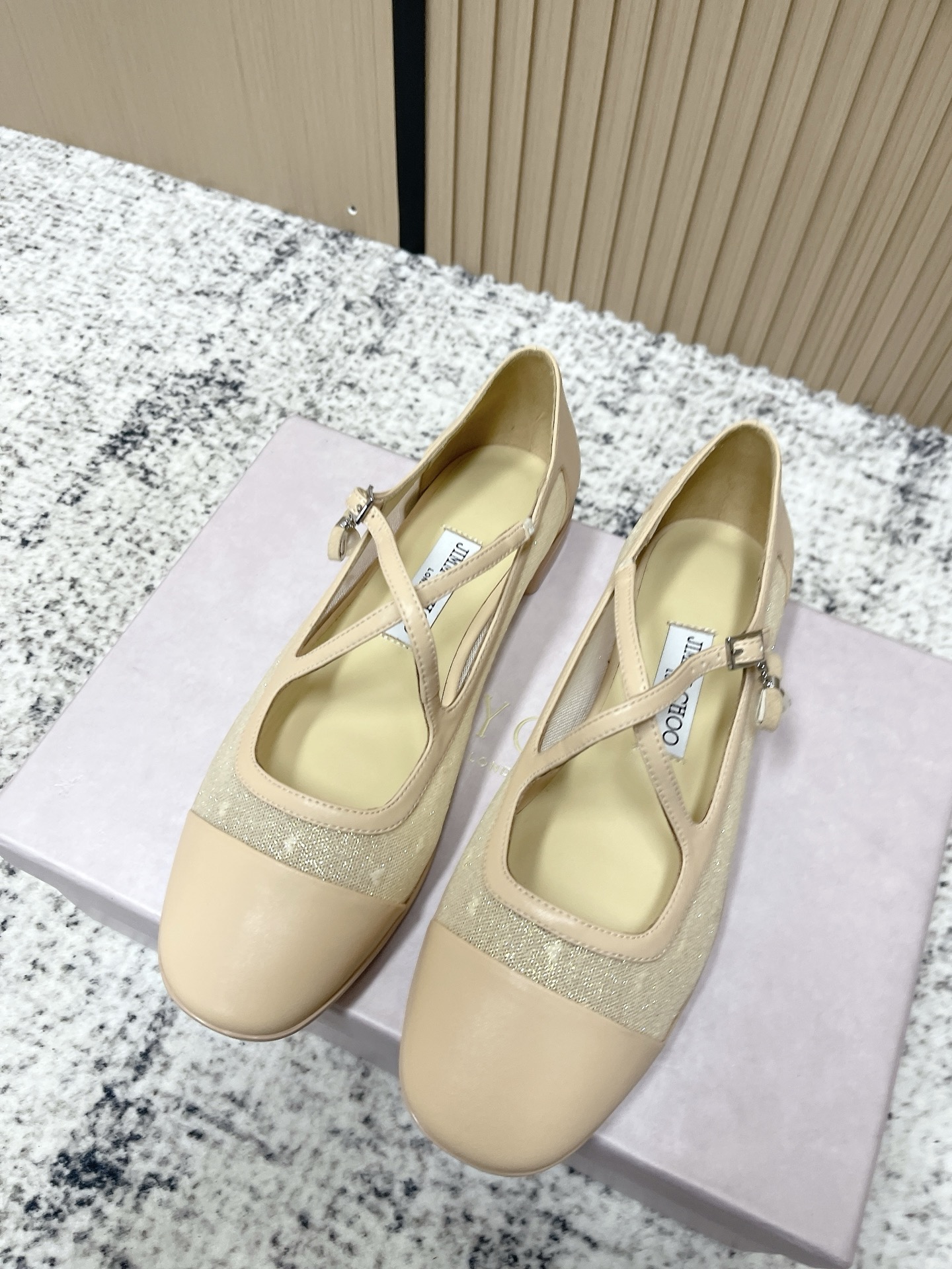 NO:650513,Top version Jimmy Choo Jimmy Choo 26/Early Spring Latest Eleri cross-strap mesh ballet flats Mary Jane shoes Victoria Victoria's same style Jimmy Choo's Mary Jane shoes are made of leather + embroidered lace splicing, the toe has a delicate woven texture, retro and romantic T.T strap + pearl buckle embellishment, full of elegance!  Low thick heel design makes walking stable and comfortable!  Fabric: Customized cowhide stitching embroidered lace Lining: Sheepskin Outsole: Original rubber sole Size: #35-41 (customized at 40.41), ballet shoes, jimmy choo, jimmy choo, mary jane, flats, cowhide, sheepskin19860909顶级版本 Jimmy Choo吉米周 26/ 早春 最新 Eleri 交叉绑带网眼 芭蕾平底鞋 玛丽珍鞋 宋茜同款 Jimmy Choo这款玛丽珍鞋采用皮革+刺绣蕾丝拼接,鞋头有精致编织纹理,复古又浪漫t.T字带＋珍珠扣点缀,优雅满分！低粗跟设计,走路稳又舒服！ 面料: 订制牛皮拼接刺绣蕾丝 内里: 羊皮 大底: 原版橡胶底 Size: #35-41（40.41定做),芭蕾舞鞋,jimmy choo,jimmy choo,mary jane,flats,cowhide,sheepskin,Women's Shoes