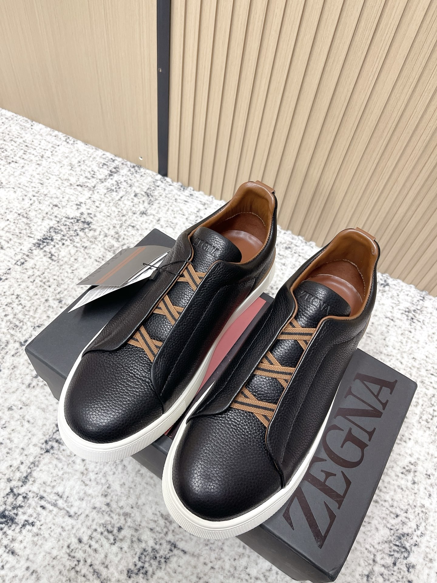 NO:647169,Top version: Zegna Zegna 2025ss men's new summer casual luxury hemp rope sole one-foot fisherman shoes white shoes Triple Stitch  A refined casual shoe with signature triple criss-cross elasticated detailing inspired by triple hand-stitched stitching, a nod to Zegna's heritage. Featuring vicuña detailing, these leather-lined moccasin sneakers feature a lightweight, slip-on silhouette with a flexible rubber outsole for easy on-and-off comfort. Oil-finished uppers and signature Zegna logo details on the tongue add to the brand's style. Fabric Cowhide Leather lining Cowhide  Size 39-46 (45.46 customized), casual shoes/sports shoes, zegna, sneakers, espadrilles, cowhide19860909顶级版本: Zegna杰尼亚 2025ss男款夏季新品休闲奢华麻绳底一脚蹬渔夫鞋小白鞋 Triple Stitch 是一款精致的休闲鞋履,饰有标志性三重交叉松紧细节,灵感源于三重手缝线迹造型,彰显了杰尼亚的悠久传承.这款皮革衬里鹿皮球鞋饰有骆马色装饰细节,采用便鞋鞋型且质感轻盈,配有灵活的橡胶外底,穿脱轻松,舒适不凡.鞋面油边工艺、鞋舌饰有标志性 Zegna 标识细节,彰显品牌风范. 面料牛皮 内里牛皮 码数39-46（45.46定做）,休闲鞋/运动鞋,zegna,sneakers,espadrilles,cowhide,Women's Shoes