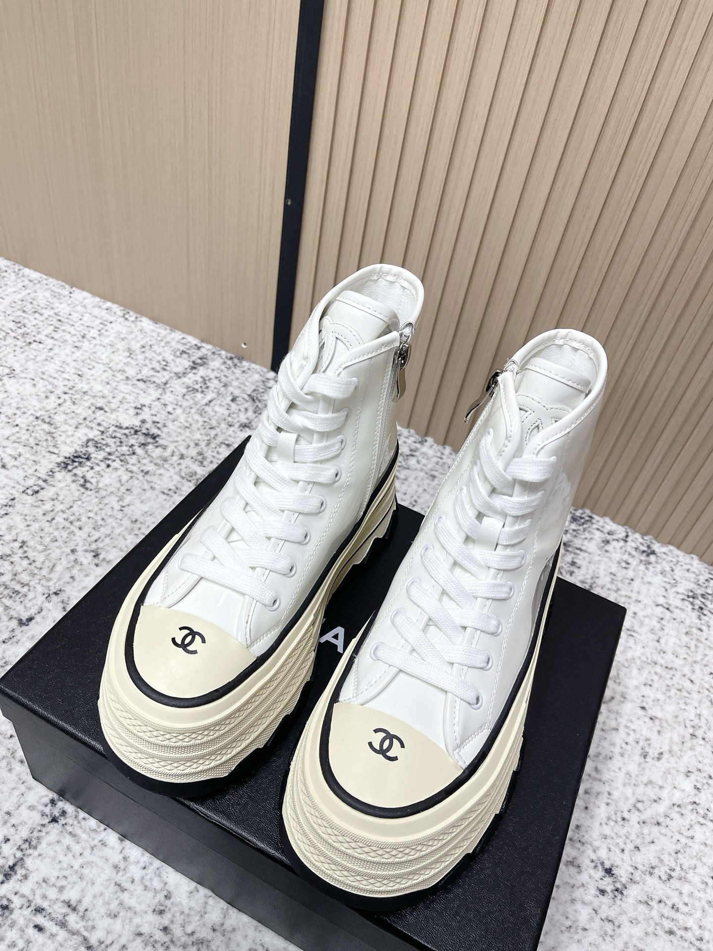 NO:650508,Top version Chanel Chanel new autumn and winter thick-soled high-top casual shoes, white shoes full of vintage feeling, mid-century replicas, get it ~ white shoes with black and white splicing look very Chanel, paired with socks, it has a retro college feel. The upper is made of cowhide, the lining is sheepskin, the heel is 6cm high, and the original TPU combination outsole  Size 35-40 (40 customized), boots, chanel, chanel, boots, cowhide, sheepskin, socks19860909顶级版本 Chanel 香奈儿 秋冬新款 厚底 高帮休闲鞋 小白鞋 Vintage感满满 中古复刻款get啦～小白鞋适配黑白拼接就很Chanel 配合袜子就很复古学院的感觉. 鞋面采用牛皮 内里羊皮 跟高6cm 原版TPU组合大底 码数35-40（40定做）,靴子,chanel,chanel,boots,cowhide,sheepskin,socks,Women's Shoes