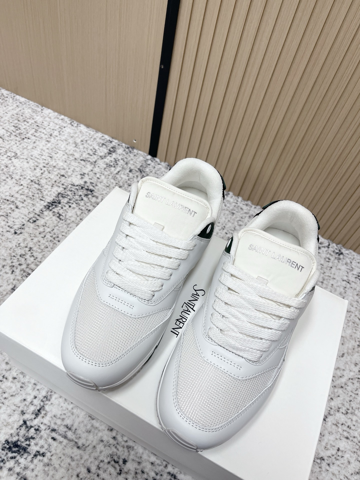 NO:650503,The top version of Saint Laurent men's new sports shoes; dad shoes; casual shoes; running shoes... The contrasting color surface is breathable and comfortable, inspired by the design of retro running shoes. Simple and fashionable, it is not only suitable for daily clothing, but its selection of materials and details also affects the design of shoes. Fabric: Original custom first-layer cowhide. Lining: Original custom mesh. Outsole: Original TPU two-color anti-slip sole. Bottom thickness: 3.5CM.  Men's 39-45 (45 custom-made), casual shoes/sports shoes, saint laurent, saint laurent, sneakers, cowhide19860909顶级版本 Saint Laurent 圣罗兰 男士新款运动鞋；老爹鞋；休闲鞋；跑鞋…… 拼接撞色面透气舒适,复古风跑鞋设计灵感,简约时尚不仅为日常服装搭配,其甄选材质和细节亦影响了鞋履的设计 面料: 原版定制头层牛皮 内里: 原版定制网纱 大底: 原版TPU双色防滑底 底厚: 3.5CM 男款39—45（45定做）,休闲鞋/运动鞋,saint laurent,saint laurent,sneakers,cowhide,Women's Shoes