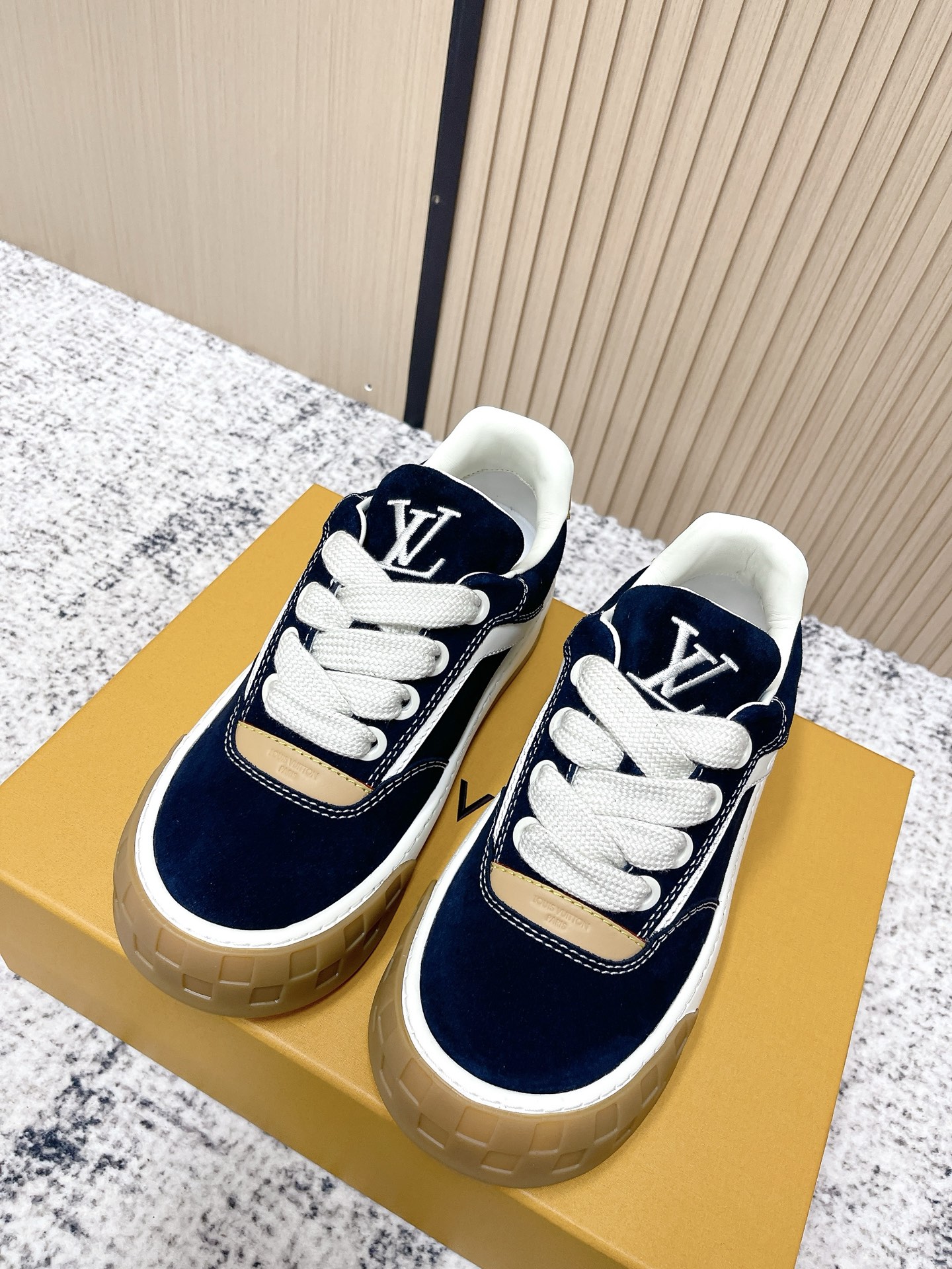 NO:650498,Upgraded version of LV Louis Vuitton Donkey brand men's size latest catwalk style Tilted series thick sole casual sports shoes original purchase development and production 26 spring and summer men's catwalk style Tilted sports shoes shine with classic checkerboard texture sole tongue LV diagonal irregular logo fabric: original imported first-layer cowhide, inner sheepskin sole original molded lightweight foam outsole sole thickness 4CM  Size: 39-45 (men's 45 is custom-made and cannot be returned or exchanged), casual shoes/sports shoes, louis vuitton, louis vuitton, louis vuitton, sneakers, cowhide, sheepskin19860909升级版 LV路易威登 驴牌 男码最新走秀款Tilted系列 厚底 休闲 运动鞋 原版购入开发 做货 26春夏男士走秀款Tilted 运动鞋 大放异彩 采用经典棋盘格纹理鞋底 鞋舌LV 斜倒不规则logo 面料:原版进口头层牛皮 内里羊皮 鞋底原版开模轻质发泡大底 底厚4CM Size:39-45（男45定做不退换）,休闲鞋/运动鞋,louis vuitton,louis vuitton,louis vuitton,sneakers,cowhide,sheepskin,Women's Shoes