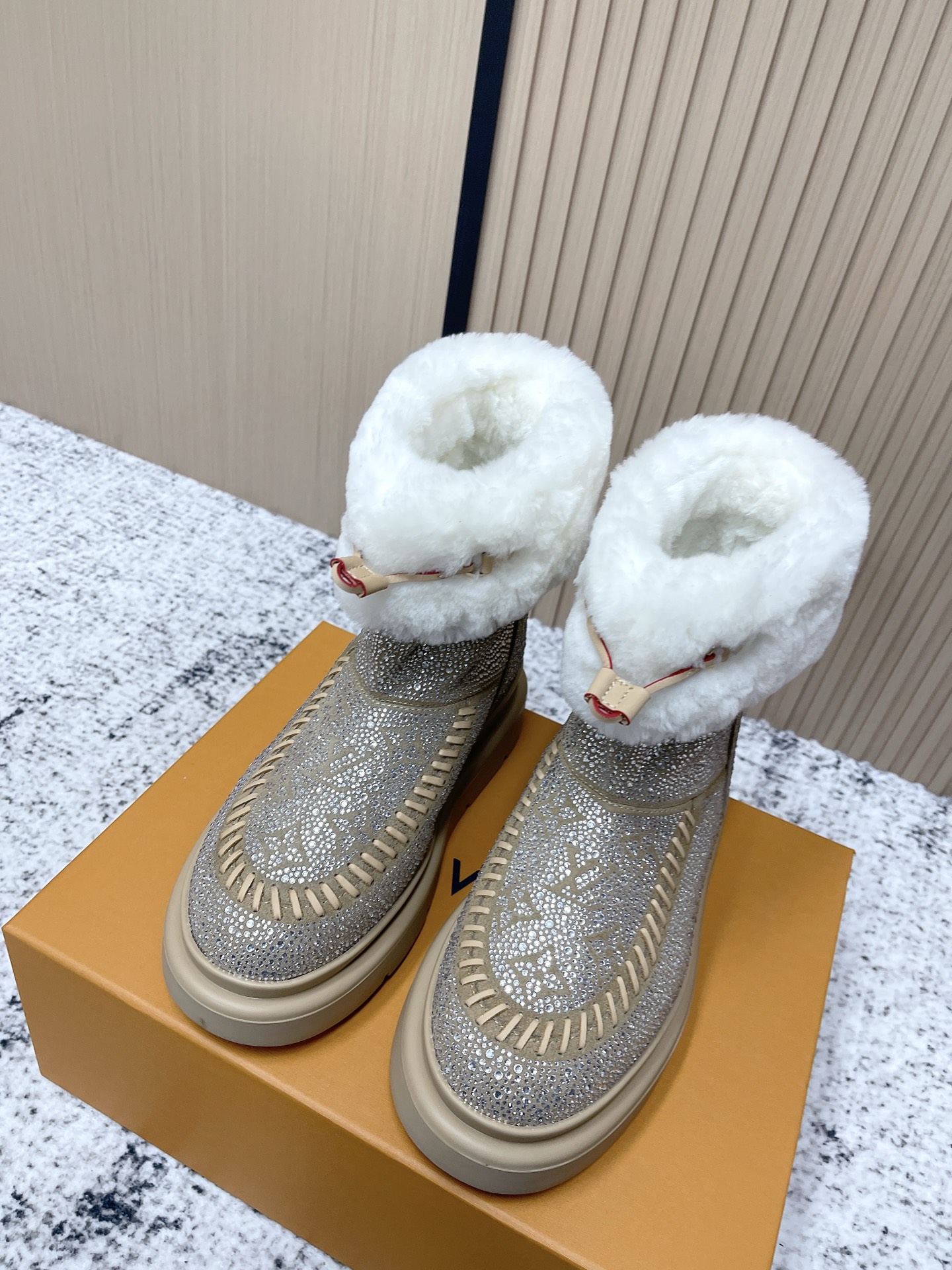 NO:647174,#TOPVERSION LOUIS VUITTON 25/ Autumn and winter hot model SKI ski series Cortina thick-soled snow boots LV winter ski series Monogram snow boots, highly recognizable! The lining is soft sheepskin, which has perfect thermal insulation properties. The thick rubber soles are non-slip and are about 6cm taller. They are perfect for cold weather and are easy to put on and take off. They are fashionable with jeans or down jackets, comfortable and practical. They are a must-have item for winter travel! Fabric: cow suede/hot rhinestone, original wool lining, original molded outsole, Size#35-41 (40.41 custom-made, non-refundable), snow boots, louis vuitton, louis vuitton, boots, jeans, down jacket, sheepskin19860909#顶级版本 LOUIS VUITTON 25/ 秋冬爆款 SKI滑雪系列 Cortina 厚底 雪地靴 LV冬季滑雪系列Monogram雪地靴,辦识度超高！内里柔软羊皮毛,保暖力满分,厚底橡胶鞋底防滑又增高约6cm,超适合寒冷天气穿,穿脱方便,搭配牛仔裤或羽绒服都很时髦,舒适又实用,是冬季出行必备单品！ 面料牛反绒/烫钻 内里原版羊毛里 鞋底原版开模大底 Size#35-41（40.41订做不退换）,雪地靴,louis vuitton,louis vuitton,boots,jeans,down jacket,sheepskin,Women's Shoes