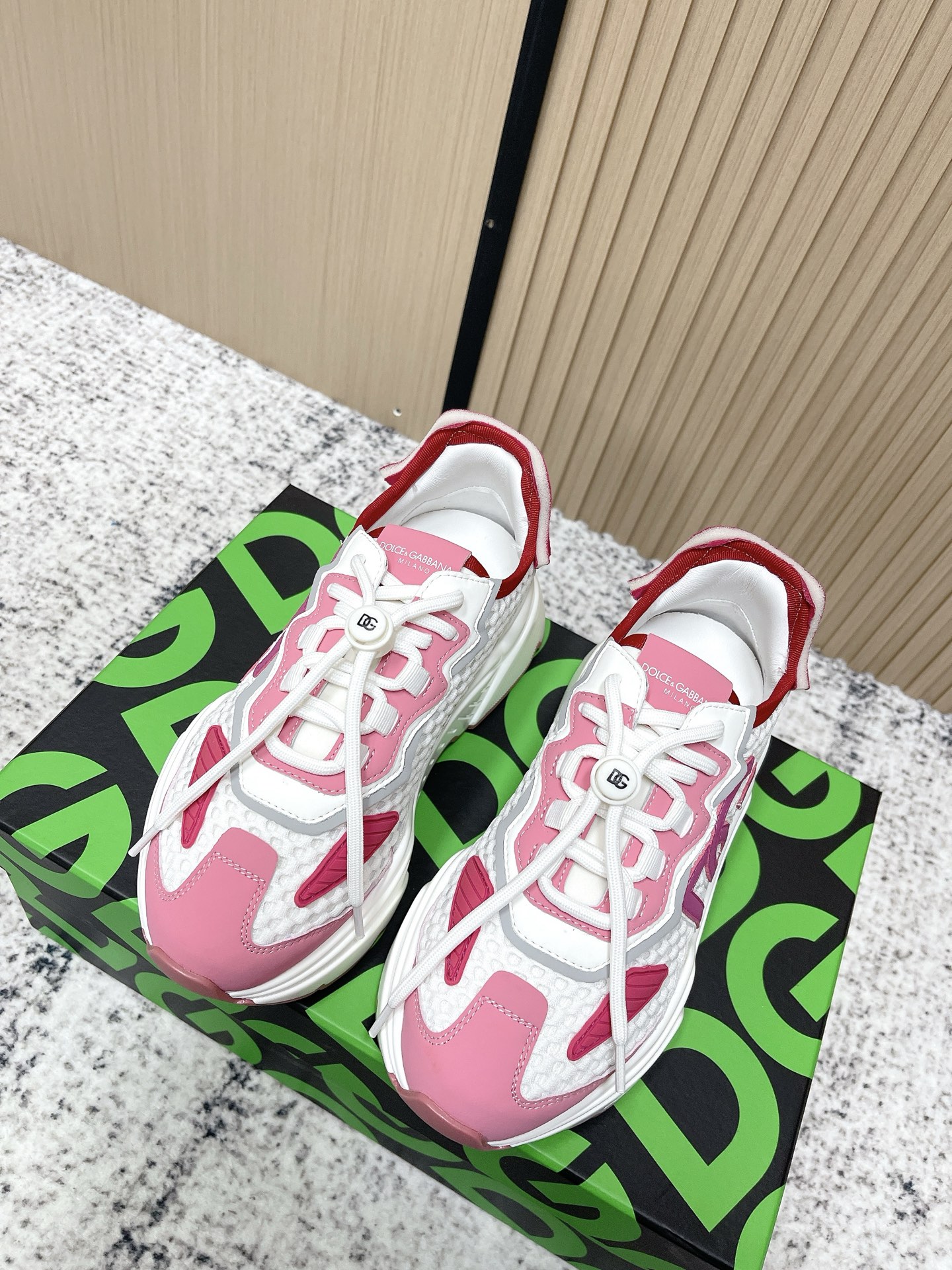 NO:650494,Top version DOLCE & GABBANA 2025 women's size new casual sports shoes brand outsole Exclusively crafted and customized for the market Brand letter craftsmanship is embellished with beautiful luxury and sparkle Exquisitely made many people love it Use high-end imported silk cowhide + imported Lycra + imported leather cowhide to perfectly interpret the classic and fashionable shoes, integrating luxury dreams and high-end fashion quality  Size 35-41 (customized for women 40.41), casual shoes/sports shoes, Dolce&Gabbana, sneakers, cowhide19860909顶级版本 DOLCE & GABBANA 2025 女码 新款 休闲 运动鞋 品牌大底 独家精工定制上市 品牌字母工艺点缀绝美奢华闪耀 精湛的做众多人至爱采用高端进口丝绸牛皮+进口莱卡+进口革皮 牛里 完美诠释鞋履经典与时尚融为一体奢华迷梦驾凌时尚高端品质 码数35-41（女40.41定做）,休闲鞋/运动鞋,Dolce&Gabbana,sneakers,cowhide,Women's Shoes