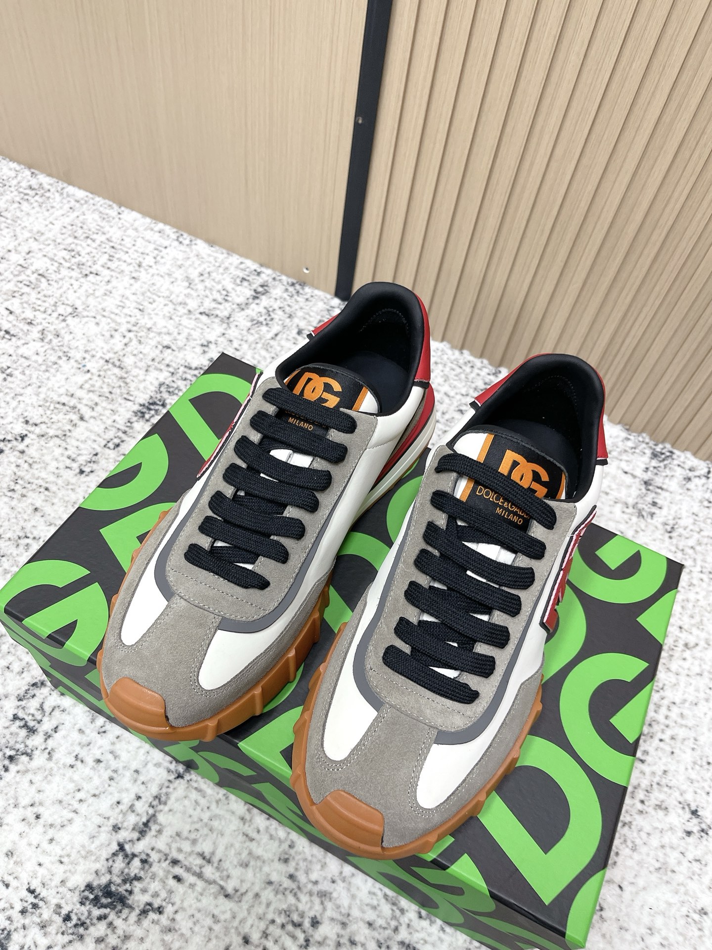 NO:650472,Top version Dolce&Gabbana/Dolce & Gabbana men's new casual sports shoes  This sneaker is made of multiple materials. The nylon fabric upper is blended with glossy leather, suede leather and rubber elements, and is decorated with reflective details. It has a silk-screen logo and thick round and flat lace designs. It has a square toe, rubber foam midsole and gear pattern rubber composite sole.  Decorated with the iconic 'DG' logo, the shoe body is decorated with three-dimensional brand logo labels in many places. The style is fashionable and elegant, and the unique design is presented in a dazzling and modern new language. The fabric towel is lined with logo cowhide foot pads, making the upper foot fashionable and elegant!  Size 38-45 (38/45 customized, non-returnable), casual shoes/sports shoes, Dolce&Gabbana, Dolce&Gabbana, sneakers,cowhide19860909顶级版本 Dolce&Gabbana/杜嘉班纳 男士新款休闲运动鞋 这款运动鞋采用多材质打造,尼龙织物鞋面融入亮面皮革、绒面皮革和橡胶元素,并饰有反光细节,丝印logo加粗圆形系带和扁系带双重设计,方形鞋头,橡胶发泡中底和齿轮纹橡胶复合底饰以标志性“DG”标识,鞋身多处饰以品牌logo立体标签,款式时尚大气,别具一格的设计,以一种耀眼而充满现代气息的新语言呈现.织物毛巾内里搭配徽标牛皮垫脚,上脚时尚大气！ 码数38-45（38/45定做不退换）,休闲鞋/运动鞋,Dolce&Gabbana,Dolce&Gabbana,sneakers,cowhide,Women's Shoes