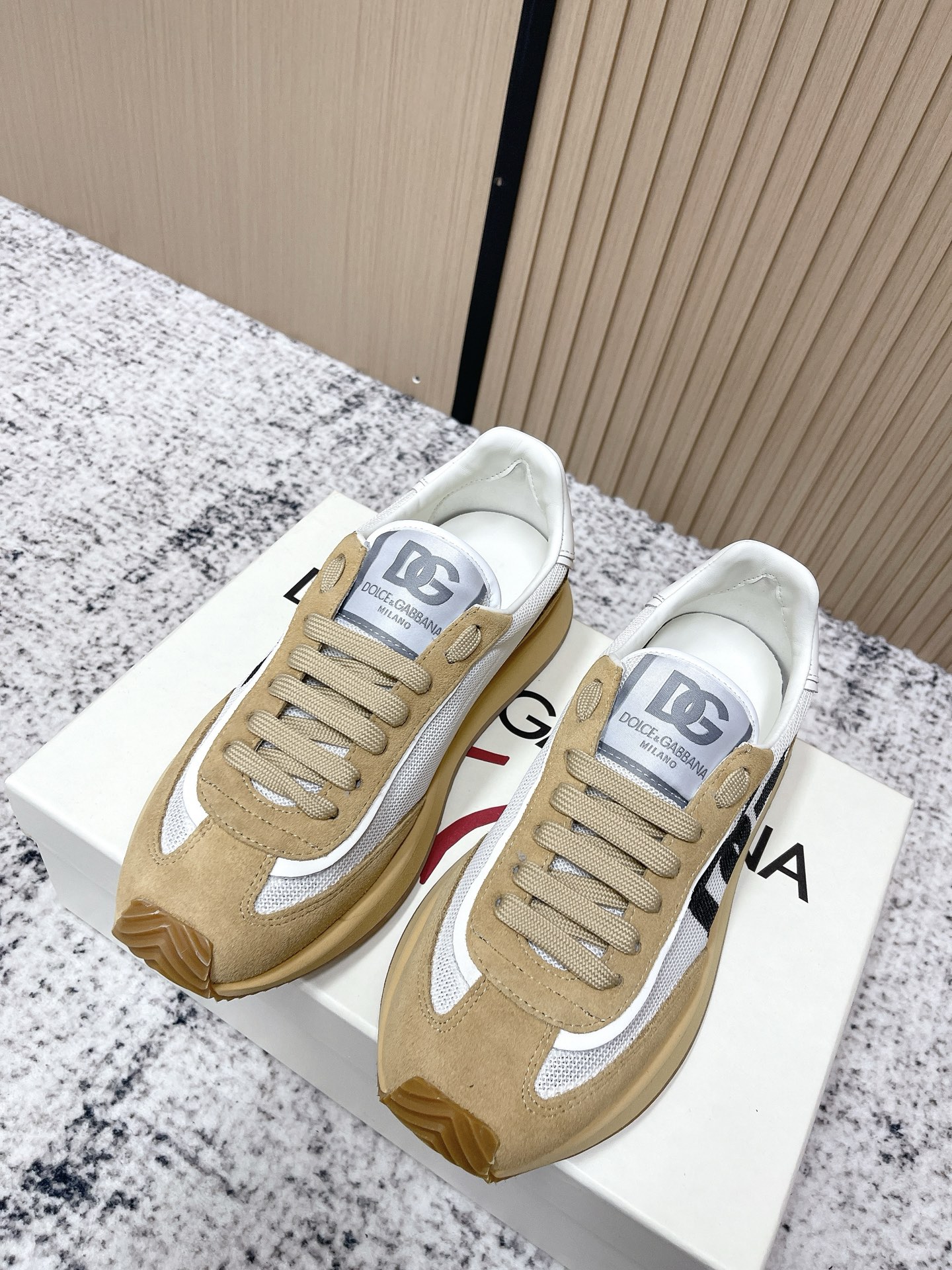 NO:650478,The top version of DOLCE & GABBANA 2025 couple new casual sports shoes has gone through half a year of original debugging. Only by slow work and meticulous work can we make a distinctive concave trademark. The three-dimensional craftsmanship embellishes the beauty and luxury. It is exquisite and is loved by many people. High-end imported cowhide + imported cowhide + imported mesh Niuli perfectly interprets the latest inspiration for shoes. Classic and fashion are integrated into one. Luxurious dreams surpass fashionable high-end quality.  Size: 35-46 (40.41 for women, 45.46 for men, customized), casual shoes/sports shoes, Dolce&Gabbana, sneakers, cowhide19860909顶级版本 DOLCE & GABBANA 2025情侣 新款 休闲 运动鞋历经半年的原版调试 慢工出细活才能做出很有特色的凹占商标 立体工艺点缀绝美奢华 精湛的做众多人至爱采用 高端进口牛皮+进口牛猄+进口网面 牛里 完美诠释鞋履最新灵感 经典与时尚融为一体奢华迷梦驾凌时尚高端品质 码数:35-46（女40.41男45.46定做）,休闲鞋/运动鞋,Dolce&Gabbana,sneakers,cowhide,Women's Shoes