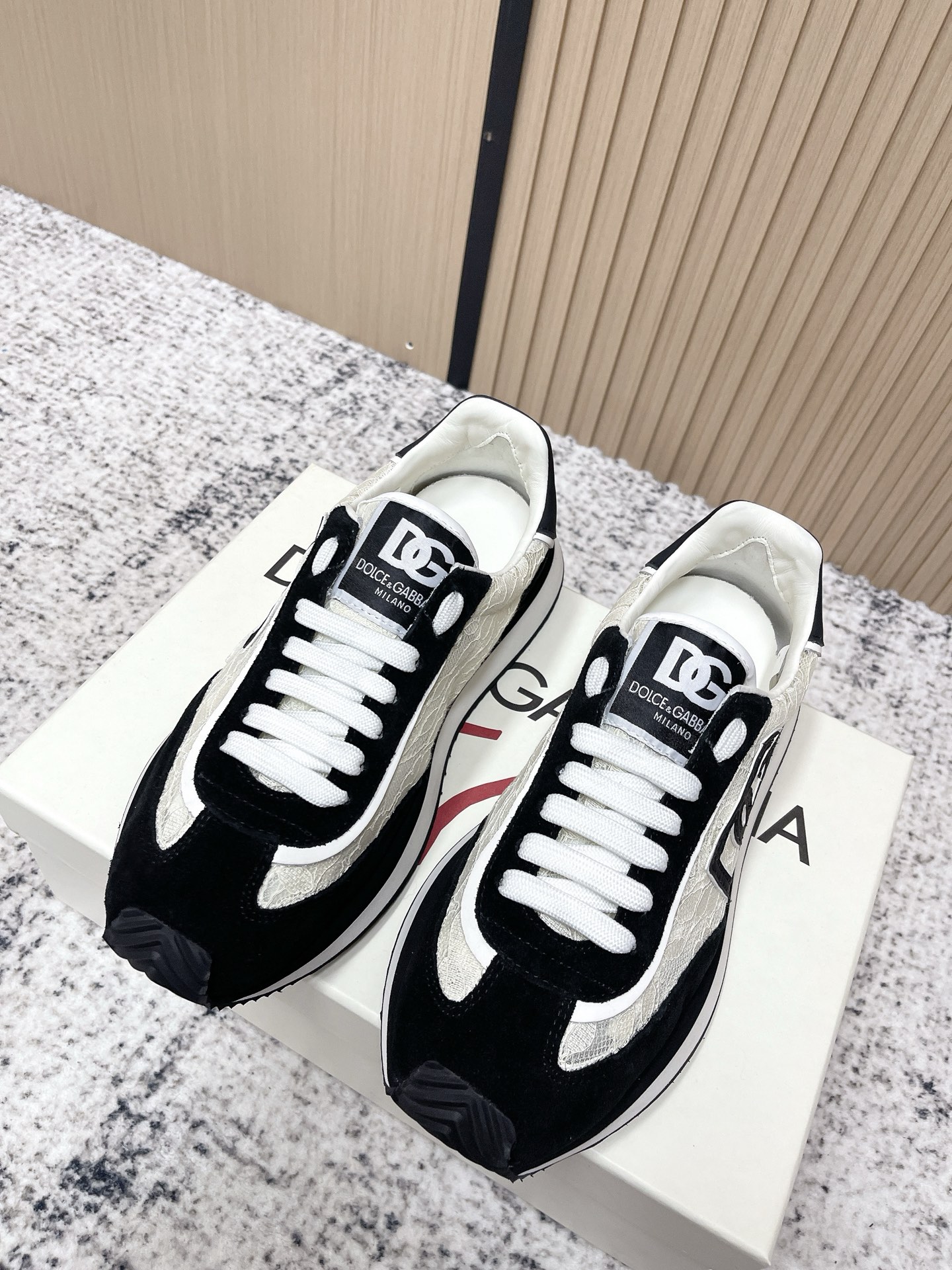 NO:650460,The top version of DOLCE & GABBANA 2025 couple new casual sports shoes has gone through half a year of original debugging. Only by slow work and meticulous work can we make a distinctive concave trademark. The three-dimensional craftsmanship embellishes the beauty and luxury. It is exquisite and is loved by many people. High-end imported cowhide + imported cowhide + imported mesh Niuli perfectly interprets the latest inspiration for shoes. Classic and fashion are integrated into one. Luxurious dreams surpass fashionable high-end quality.  Size: 35-46 (40.41 for women, 45.46 for men, customized), casual shoes/sports shoes, Dolce&Gabbana, sneakers, cowhide19860909顶级版本 DOLCE & GABBANA 2025情侣 新款 休闲 运动鞋历经半年的原版调试 慢工出细活才能做出很有特色的凹占商标 立体工艺点缀绝美奢华 精湛的做众多人至爱采用 高端进口牛皮+进口牛猄+进口网面 牛里 完美诠释鞋履最新灵感 经典与时尚融为一体奢华迷梦驾凌时尚高端品质 码数:35-46（女40.41男45.46定做）,休闲鞋/运动鞋,Dolce&Gabbana,sneakers,cowhide,Women's Shoes