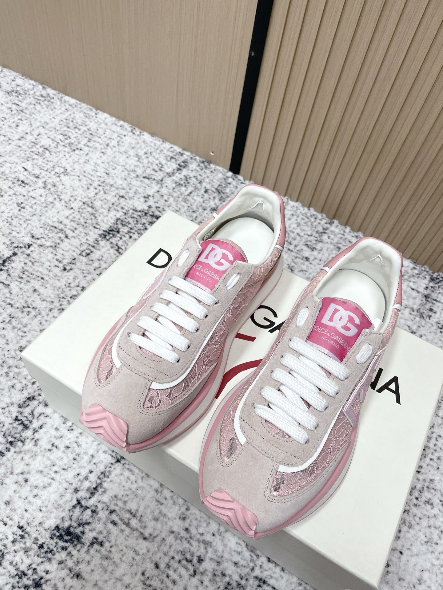 NO:650466,The top version of DOLCE & GABBANA 2025 women's new casual sports shoes has gone through half a year of original debugging. Only through slow work and meticulous work can we create a distinctive concave trademark. The three-dimensional craftsmanship embellishes the beauty and luxury. It is exquisite and is loved by many people. High-end imported cowhide + imported cowhide + imported mesh Niuli perfectly interprets the latest inspiration for shoes. Classic and fashion are integrated into one. Luxurious dreams surpass fashionable high-end quality.  Size: 35-41 (customized for women 40.41), casual shoes/sports shoes, Dolce&Gabbana, sneakers, cowhide19860909顶级版本 DOLCE & GABBANA 2025女款 新款 休闲 运动鞋历经半年的原版调试 慢工出细活才能做出很有特色的凹占商标 立体工艺点缀绝美奢华 精湛的做众多人至爱采用 高端进口牛皮+进口牛猄+进口网面 牛里 完美诠释鞋履最新灵感 经典与时尚融为一体奢华迷梦驾凌时尚高端品质 码数:35-41（女40.41定做）,休闲鞋/运动鞋,Dolce&Gabbana,sneakers,cowhide,Women's Shoes