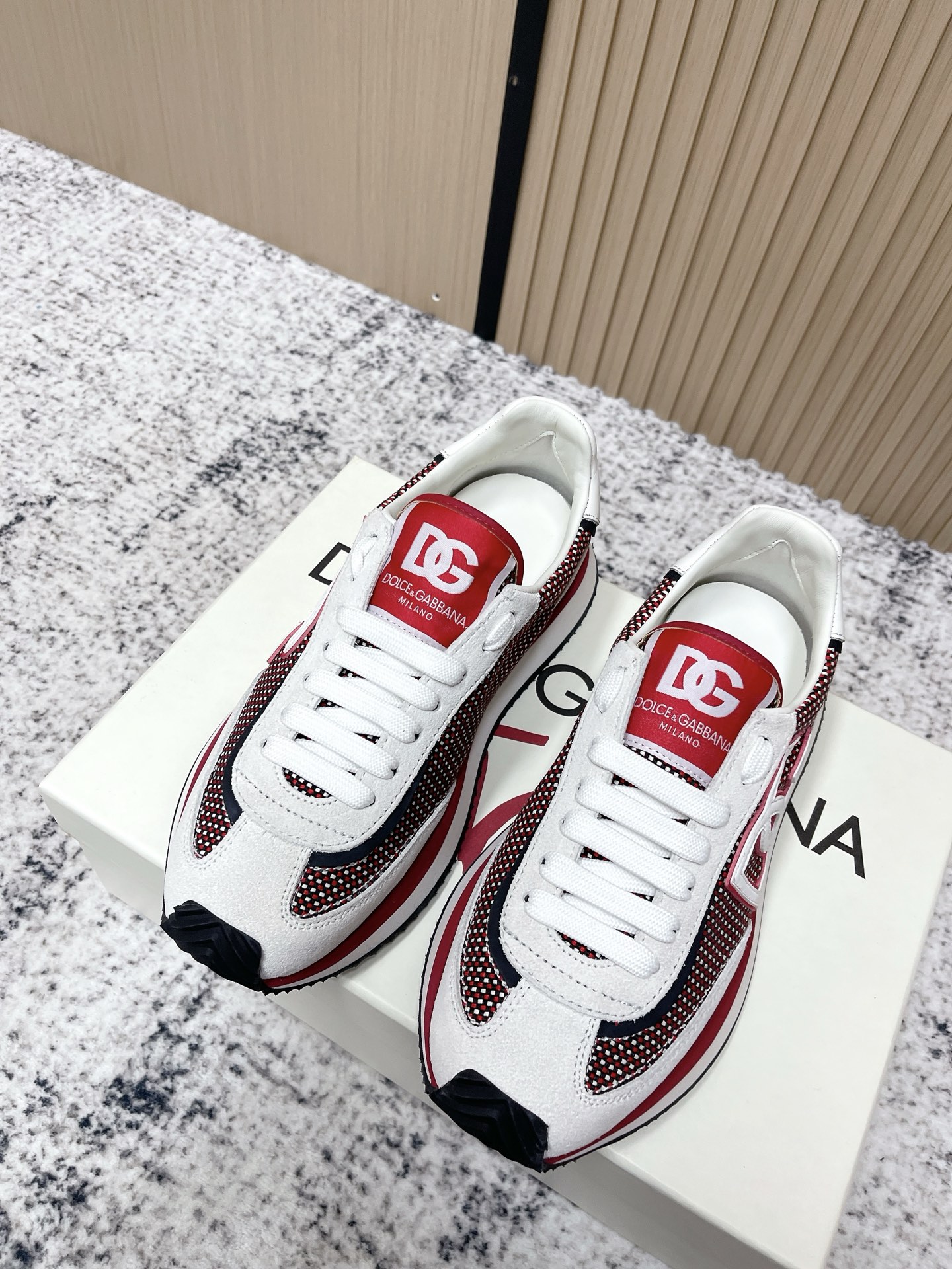 NO:650501,The top version of DOLCE & GABBANA 2025 couple new casual sports shoes has gone through half a year of original debugging. Only by slow work and meticulous work can we make a distinctive concave trademark. The three-dimensional craftsmanship embellishes the beauty and luxury. It is exquisite and is loved by many people. High-end imported cowhide + imported cowhide + imported mesh Niuli perfectly interprets the latest inspiration for shoes. Classic and fashion are integrated into one. Luxurious dreams surpass fashionable high-end quality.  Size: 35-46 (40.41 for women, 45.46 for men, customized), casual shoes/sports shoes, Dolce&Gabbana, sneakers, cowhide19860909顶级版本 DOLCE & GABBANA 2025情侣 新款 休闲 运动鞋历经半年的原版调试 慢工出细活才能做出很有特色的凹占商标 立体工艺点缀绝美奢华 精湛的做众多人至爱采用 高端进口牛皮+进口牛猄+进口网面 牛里 完美诠释鞋履最新灵感 经典与时尚融为一体奢华迷梦驾凌时尚高端品质 码数:35-46（女40.41男45.46定做）,休闲鞋/运动鞋,Dolce&Gabbana,sneakers,cowhide,Women's Shoes