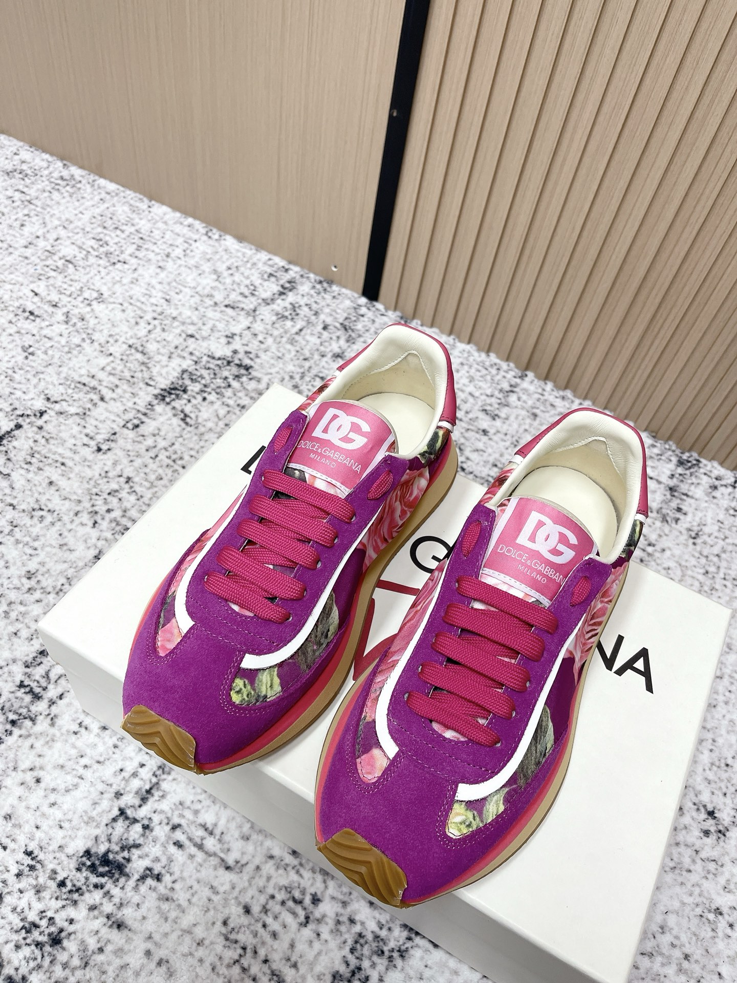 NO:650454,The top version of DOLCE & GABBANA 2025 women's new casual sports shoes has gone through half a year of original debugging. Slow work and meticulous work can create a distinctive concave trademark. The three-dimensional craftsmanship is exquisite and luxurious. It is exquisite and is loved by many people. High-end imported cowhide + imported cowhide + imported mesh cowhide perfectly interprets the latest inspiration for shoes. Classic and fashion are integrated into one. Luxurious dreams surpass fashionable high-end quality.  Size: 35-41 (customized for women 40.41), casual shoes/sports shoes, Dolce&Gabbana, sneakers, cowhide19860909顶级版本 DOLCE & GABBANA 2025女款 新款 休闲 运动鞋历经半年的原版调试 慢工出细活才能做出很有特色的凹占商标 立体工艺点缀绝美奢华 精湛的做众多人至爱采用 高端进口牛皮+进口牛猄+进口网面 牛里 完美诠释鞋履最新灵感 经典与时尚融为一体奢华迷梦驾凌时尚高端品质 码数:35-41（女40.41定做）,休闲鞋/运动鞋,Dolce&Gabbana,sneakers,cowhide,Women's Shoes