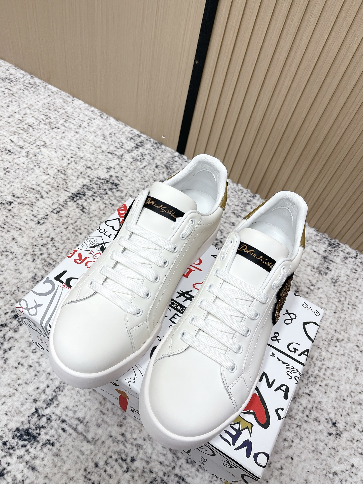 NO:650486,High-end version for women and men 340 DOLCE & GABBANA new style casual white shoes for couples. High-end quality. Exclusively crafted and custom-made. Brand letter craftsmanship is embellished with beautiful luxury and sparkle. It is exquisitely made and loved by many people. It uses high-end imported silk cowhide and white silk sheep lining to perfectly interpret the latest inspiration of shoes. Classic and fashion are integrated. Luxurious dreams surpass fashionable high-end quality.  Size 35-45 (female 40.41. male 45 customized), casual shoes/sports shoes, Dolce&Gabbana, sneakers, cowhide19860909高端版本女 男340 DOLCE & GABBANA 新款 情侣休闲 小白鞋 高端质量 独家精工定制上市 品牌字母工艺点缀绝美奢华闪耀 精湛的做众多人至爱采用高端进口丝绸牛皮 白丝绸羊里 完美诠释鞋履最新灵感 经典与时尚融为一体奢华迷梦驾凌时尚高端品质 码数35-45（女40.41.男45定做）,休闲鞋/运动鞋,Dolce&Gabbana,sneakers,cowhide,Women's Shoes