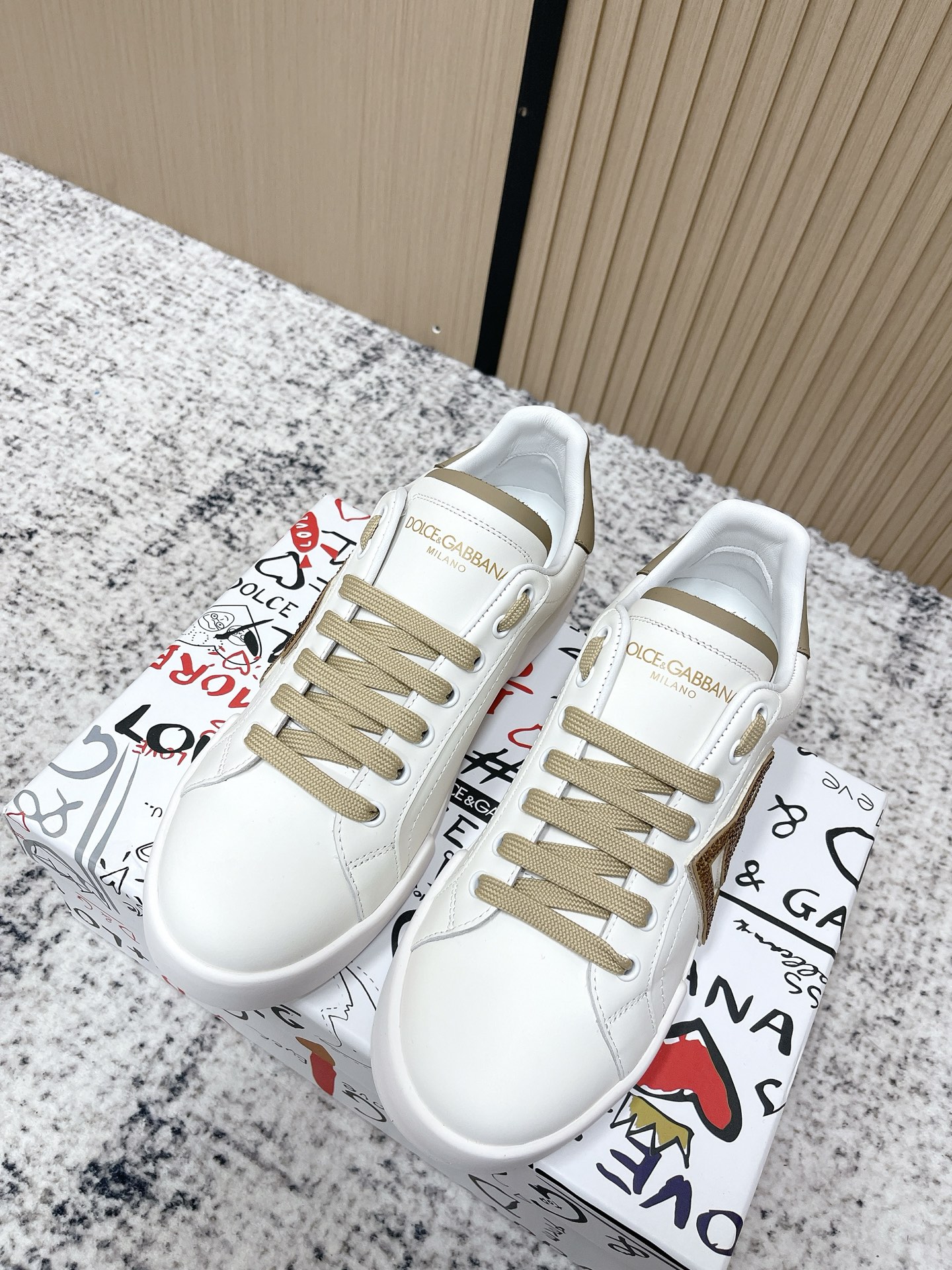 NO:650481,High-end version for women, men, DOLCE & GABBANA new style, casual white shoes for couples, high-end quality, exclusive and custom-made, brand letter craft embellishment, beautiful luxury and sparkle, exquisite workmanship, loved by many people, using high-end imported silk cowhide, white silk sheep lining, perfect interpretation of the latest inspiration for shoes, classic and fashion integrated, luxury dreams surpass fashionable high-end quality  Size 35-45 (female 40.41. male 45 customized), casual shoes/sports shoes, Dolce&Gabbana, sneakers, cowhide19860909高端版本女 男 DOLCE & GABBANA 新款 情侣休闲 小白鞋 高端质量 独家精工定制上市 品牌字母工艺点缀绝美奢华闪耀 精湛的做众多人至爱采用高端进口丝绸牛皮 白丝绸羊里 完美诠释鞋履最新灵感 经典与时尚融为一体奢华迷梦驾凌时尚高端品质 码数35-45（女40.41.男45定做）,休闲鞋/运动鞋,Dolce&Gabbana,sneakers,cowhide,Women's Shoes