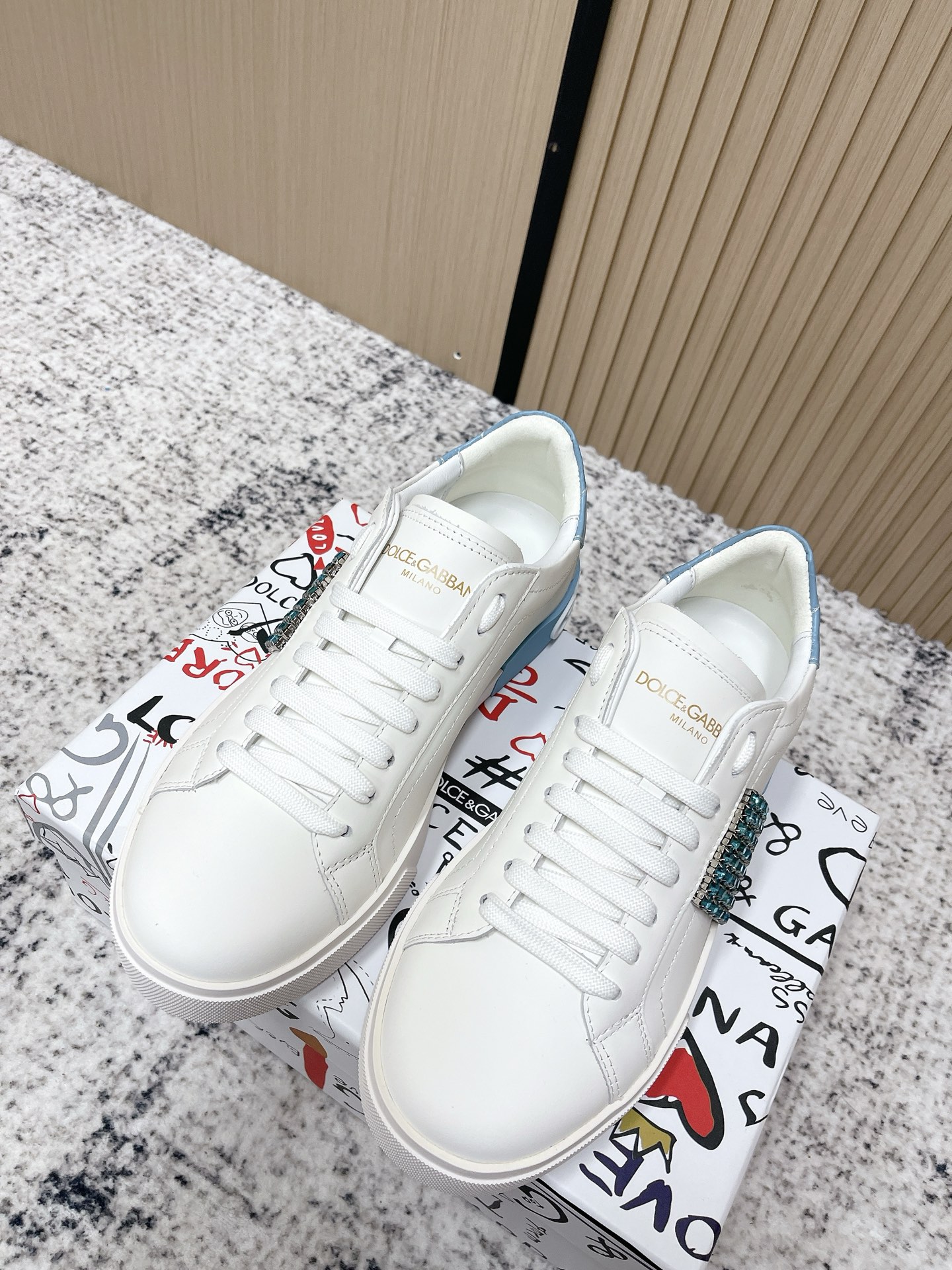 NO:650491,High-end version for women, men, DOLCE & GABBANA new style, casual white shoes for couples, high-end quality, exclusive and custom-made, brand letter craft embellishment, beautiful luxury and sparkle, exquisite workmanship, loved by many people, using high-end imported silk cowhide, white silk sheep lining, perfect interpretation of the latest inspiration for shoes, classic and fashion integrated, luxury dreams surpass fashionable high-end quality  Size 35-45 (female 40.41. male 45 customized), casual shoes/sports shoes, Dolce&Gabbana, sneakers, cowhide19860909高端版本女 男 DOLCE & GABBANA 新款 情侣休闲 小白鞋 高端质量 独家精工定制上市 品牌字母工艺点缀绝美奢华闪耀 精湛的做众多人至爱采用高端进口丝绸牛皮 白丝绸羊里 完美诠释鞋履最新灵感 经典与时尚融为一体奢华迷梦驾凌时尚高端品质 码数35-45（女40.41.男45定做）,休闲鞋/运动鞋,Dolce&Gabbana,sneakers,cowhide,Women's Shoes